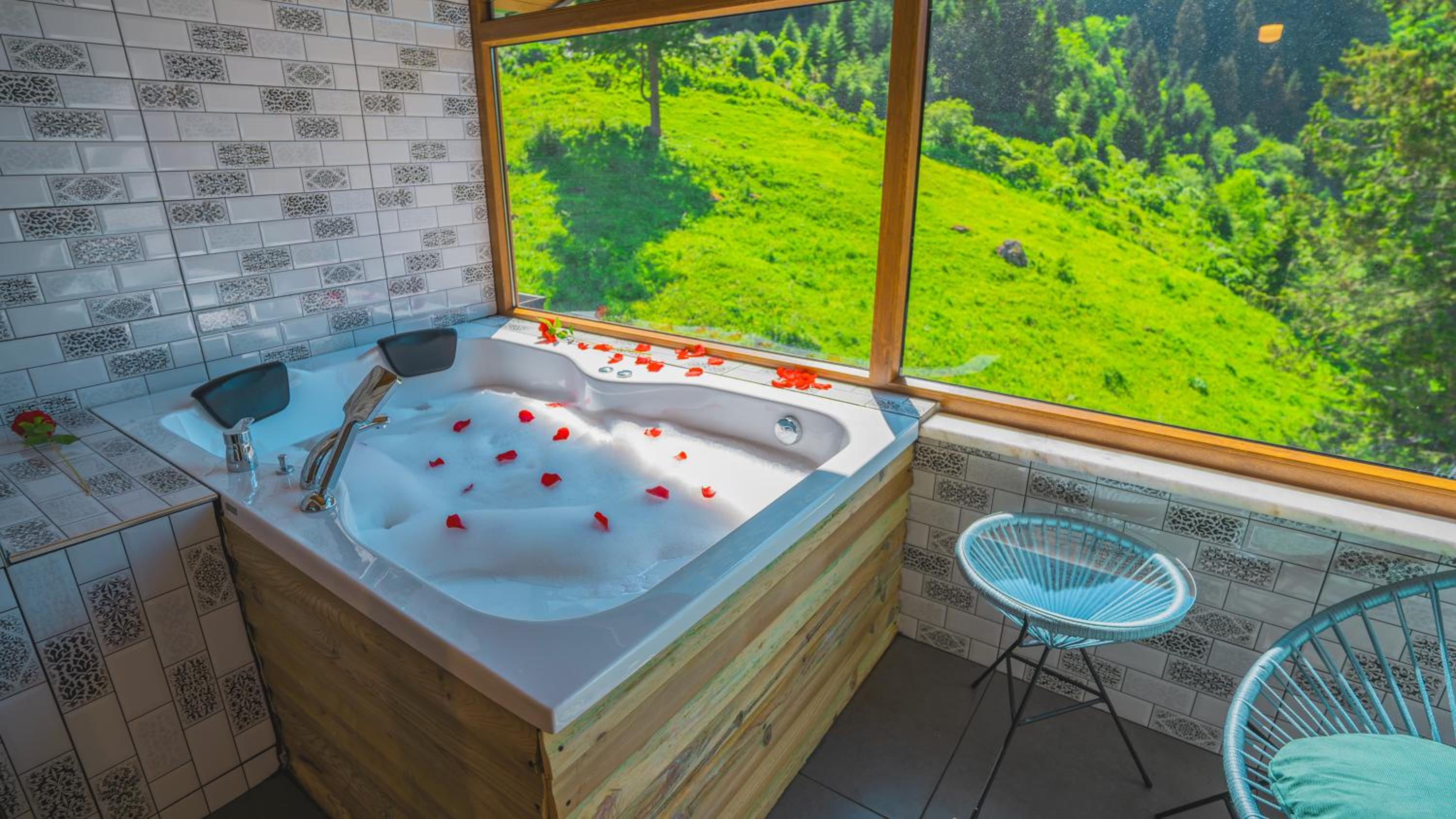 King Suite with Spa Bath - Photo 8