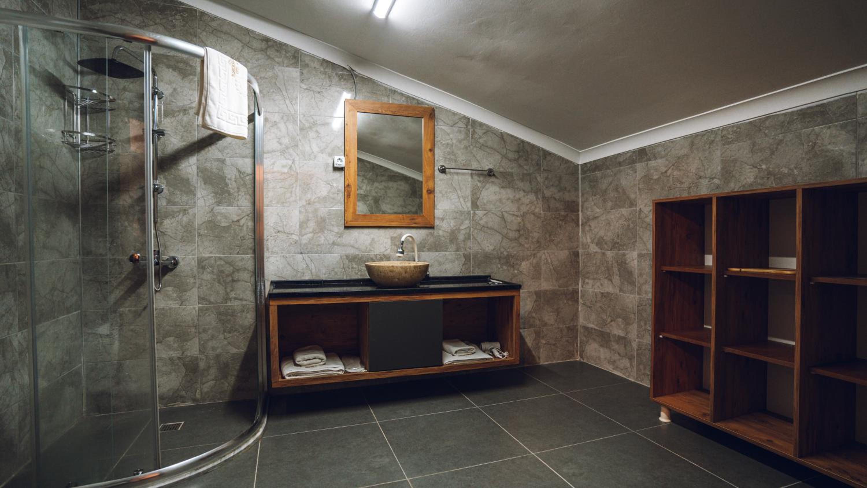 King Suite with Spa Bath - Photo 2
