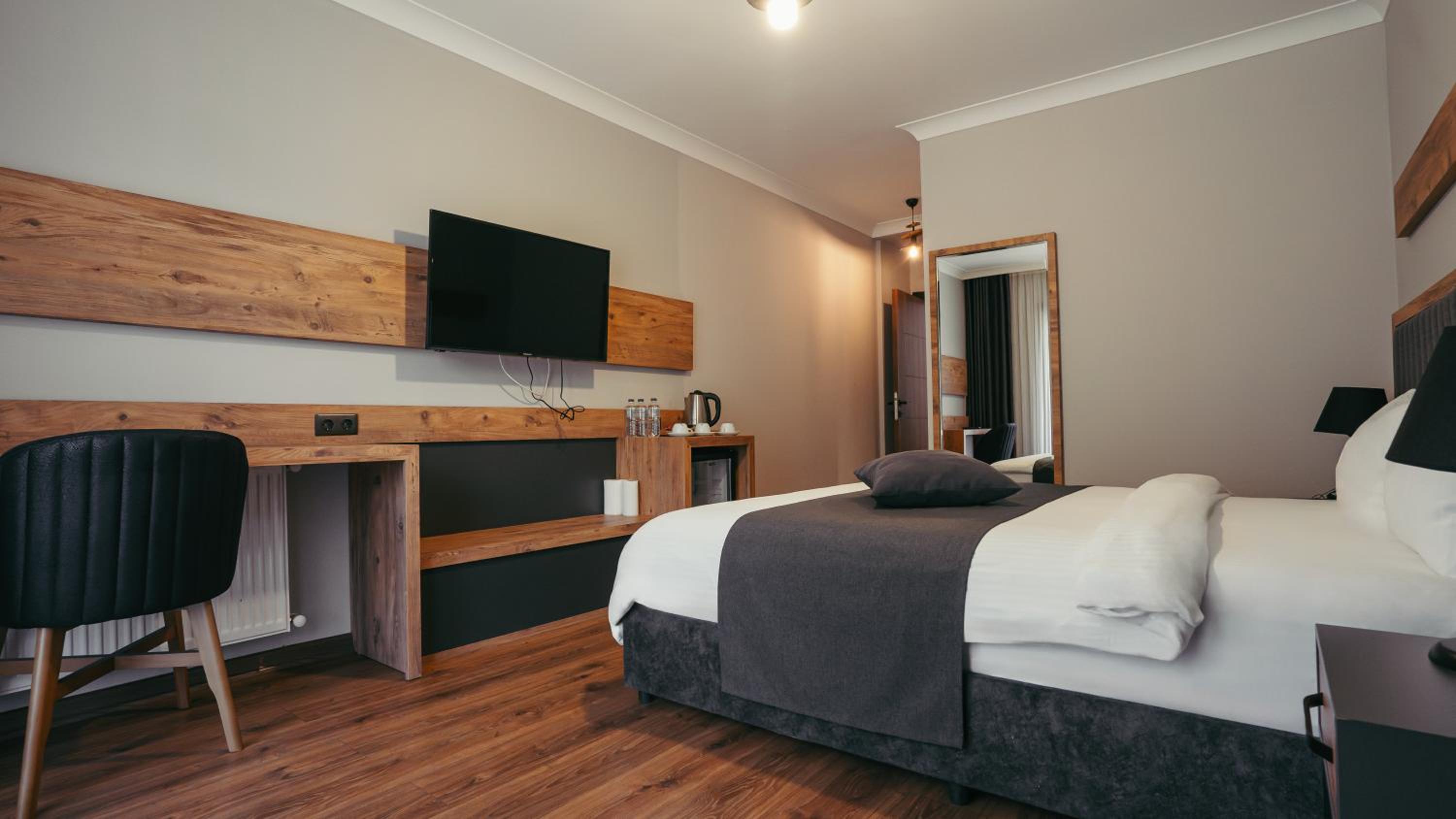 King Suite with Balcony - Photo 1