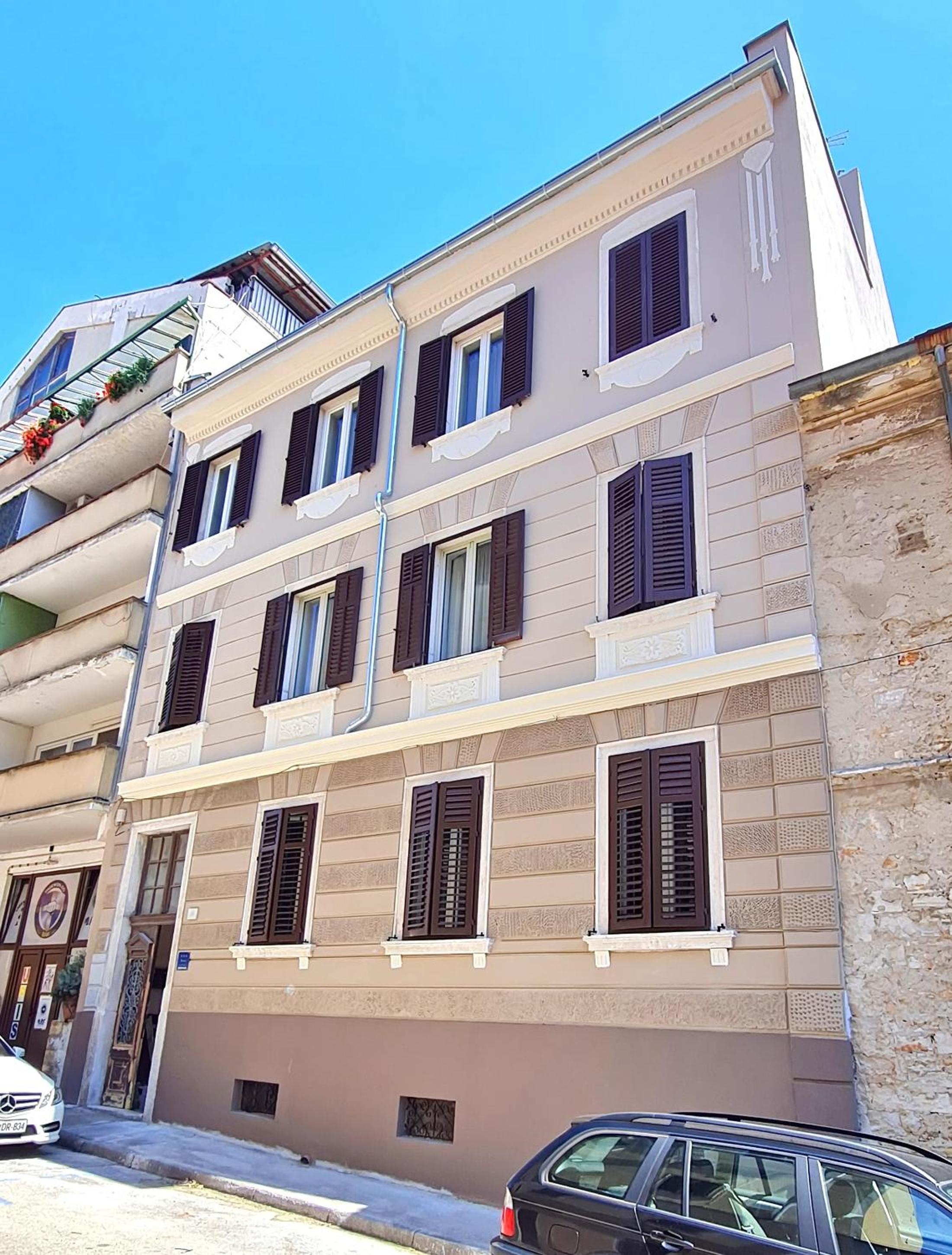 Apartment with Balcony - Photo 12