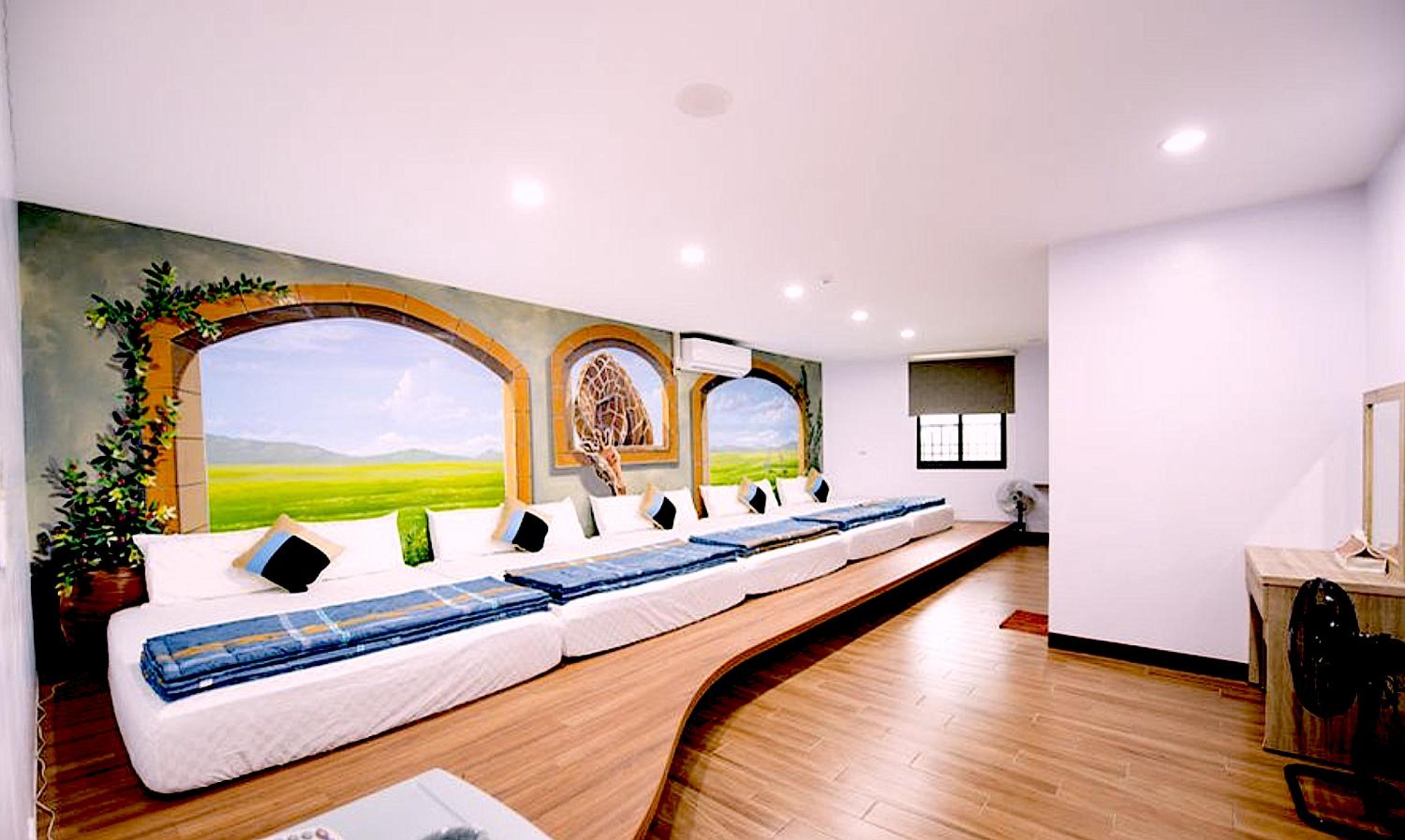 Superior Family Room photo 1