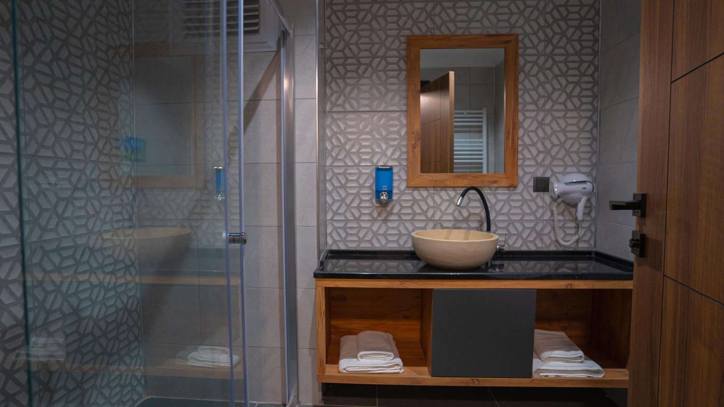 Suite with Lake View - Photo 9