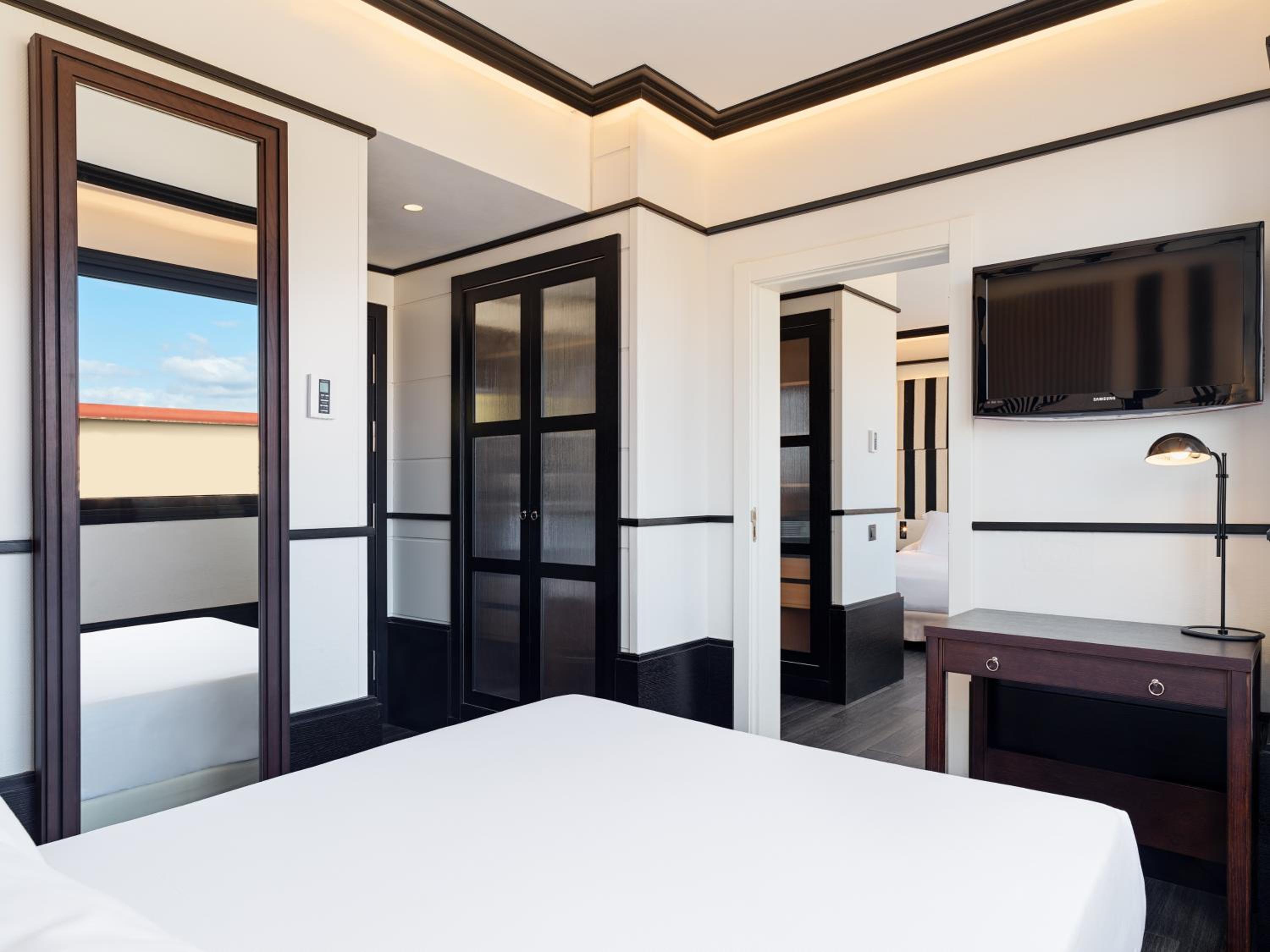 Family Room (2 Adults + 2 Children) thumbnail 5