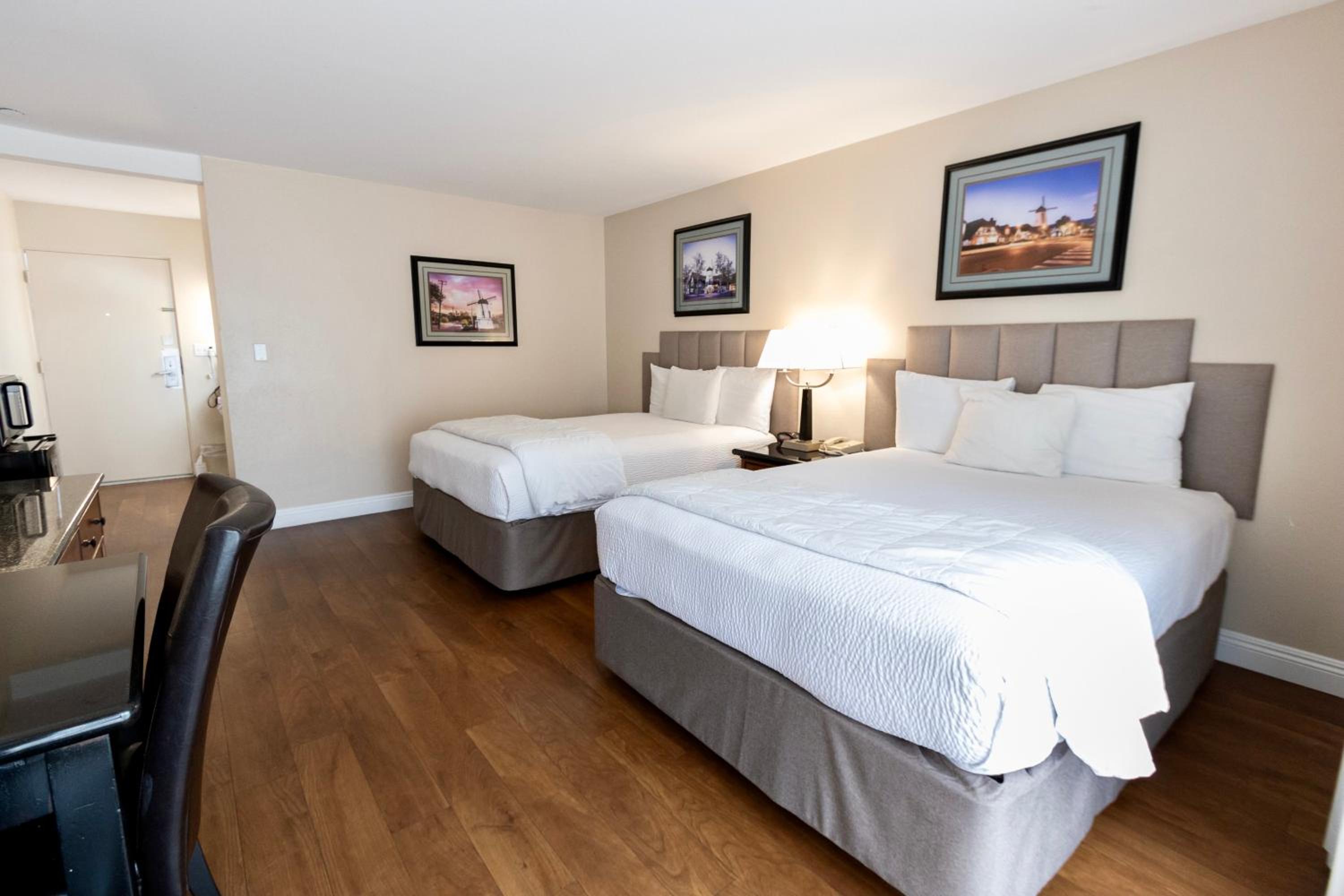 Deluxe Queen Room with Two Queen Beds Downstairs photo 2