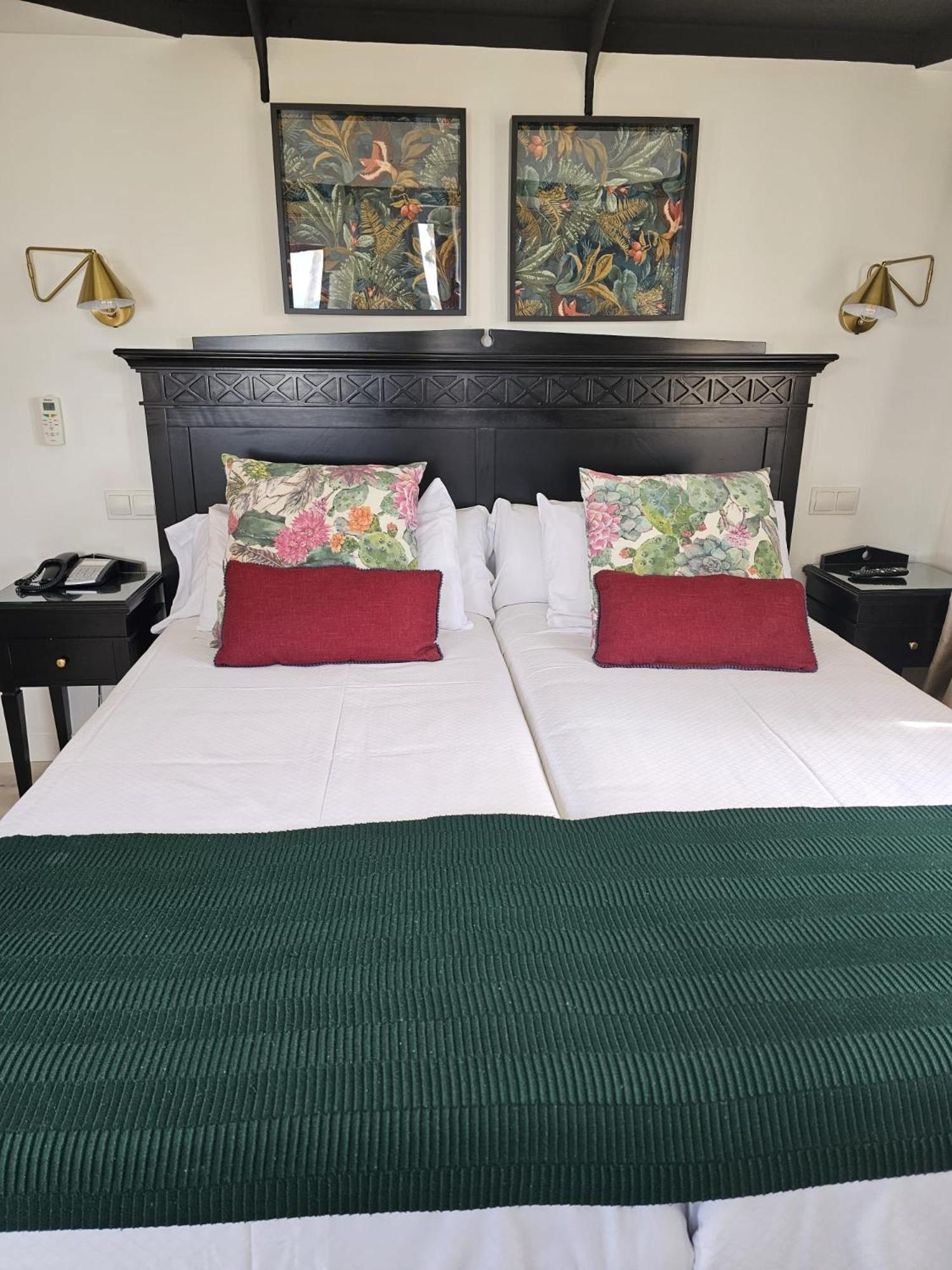 Twin Room with Balcony and Sea View thumbnail 6