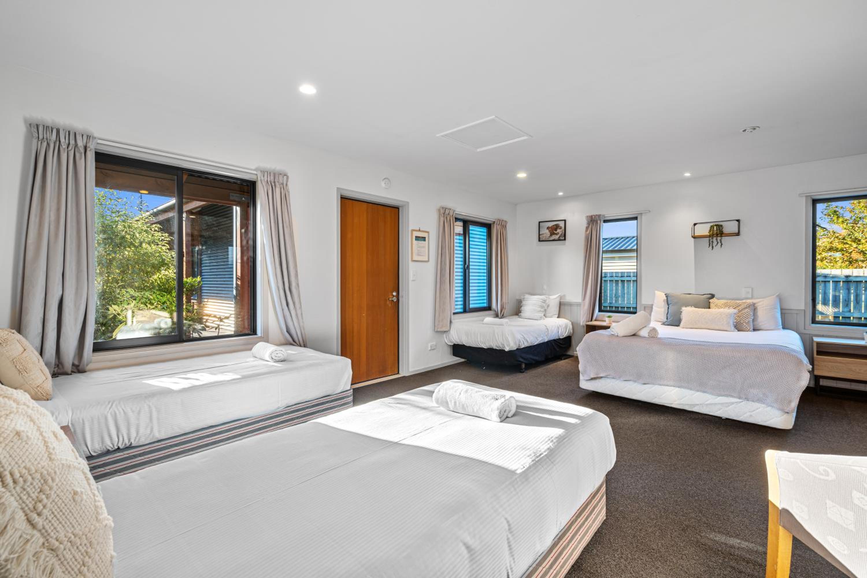 Twin Room with Private Bathroom - Photo 9