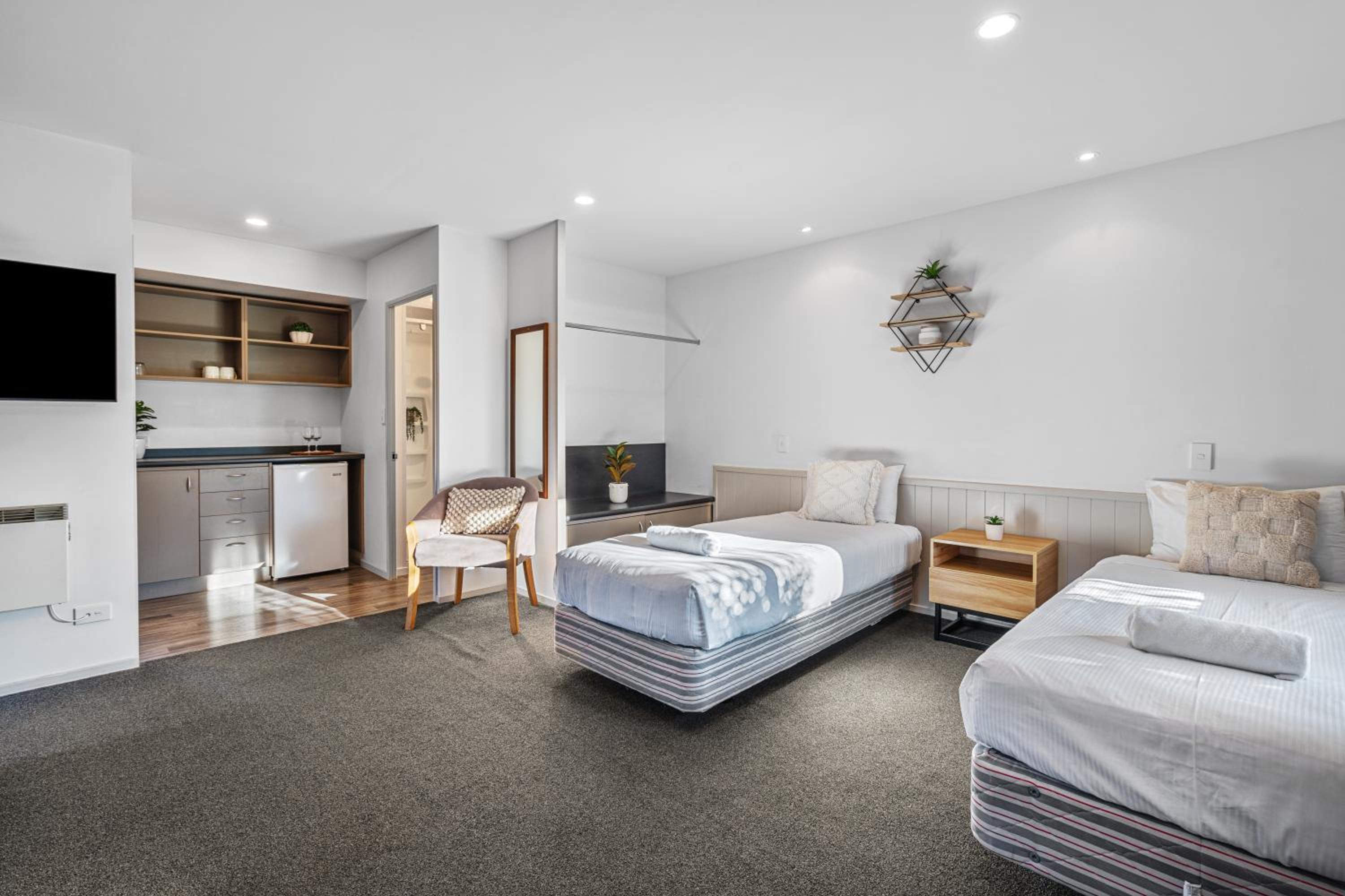 Twin Room with Private Bathroom - Photo 4