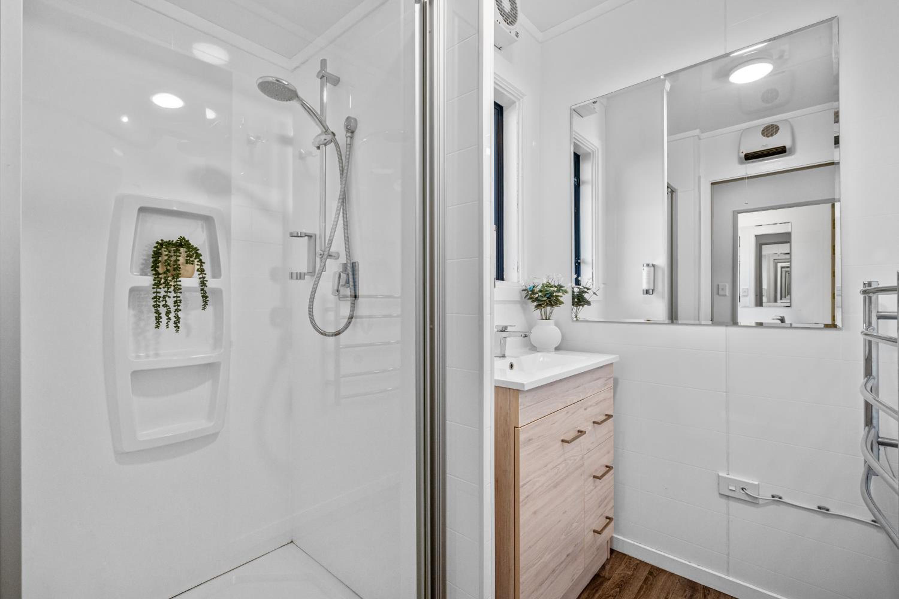 Twin Room with Private Bathroom - Photo 10