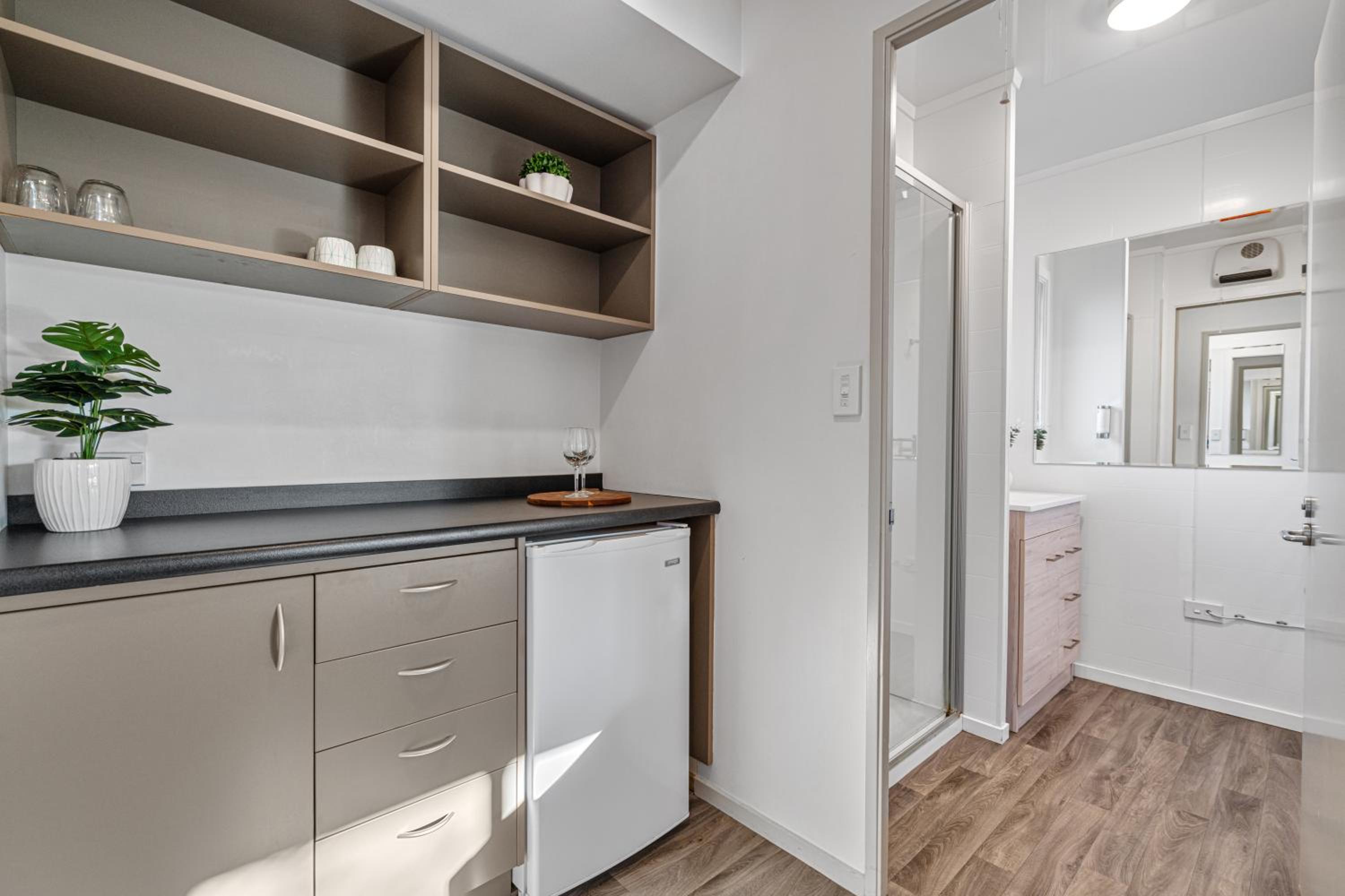 Twin Room with Private Bathroom - Photo 3