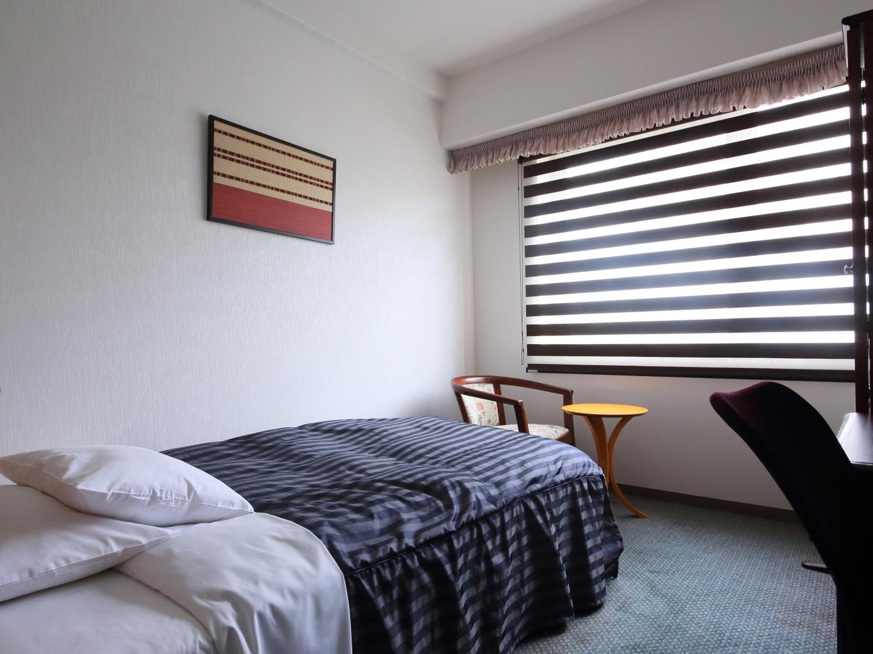 Semi Double Room Smoking - only one bed