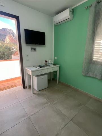 Quadruple Room with Private Bathroom photo 2