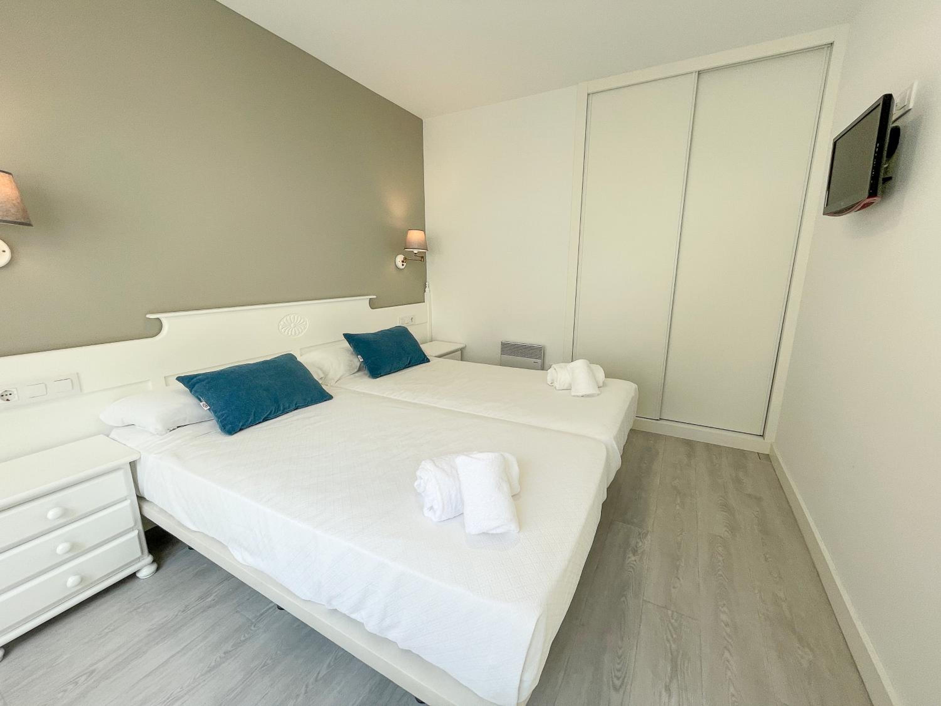 One-Bedroom Apartment - Photo 2