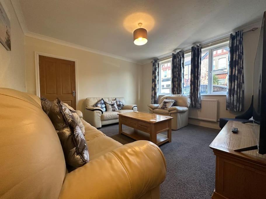 Five-Bedroom House photo 2