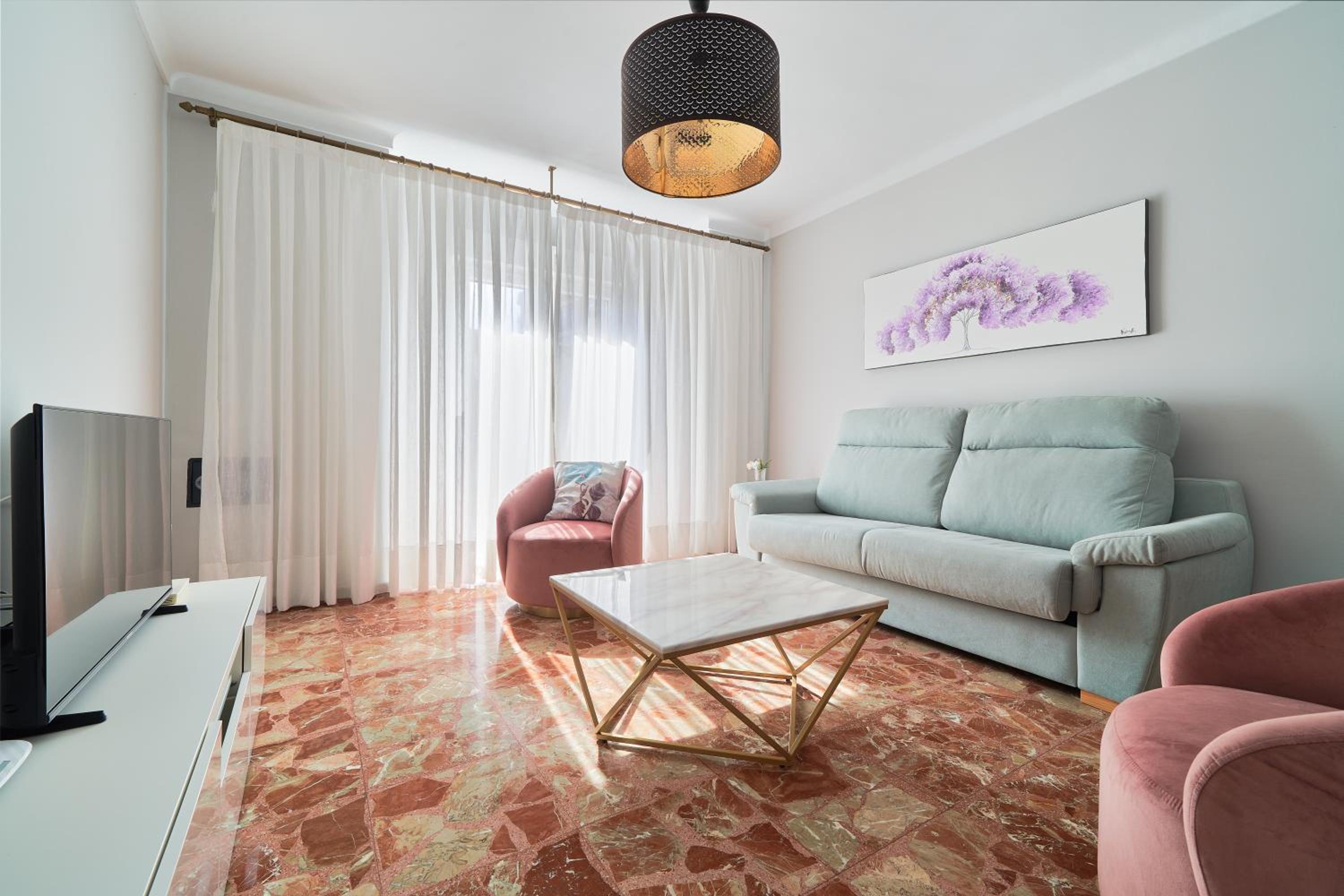 Apartamento de tres habitaciones con terraza.