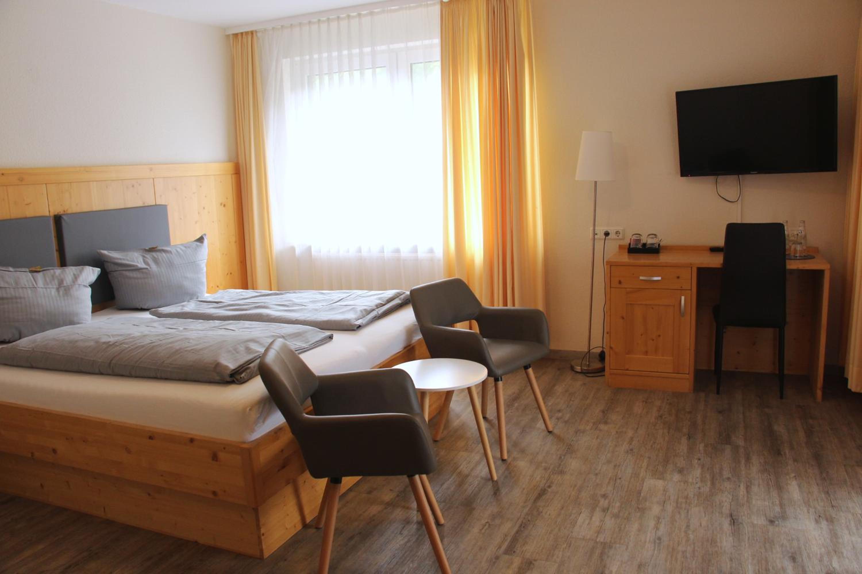 Double Room with Balcony - Photo 2
