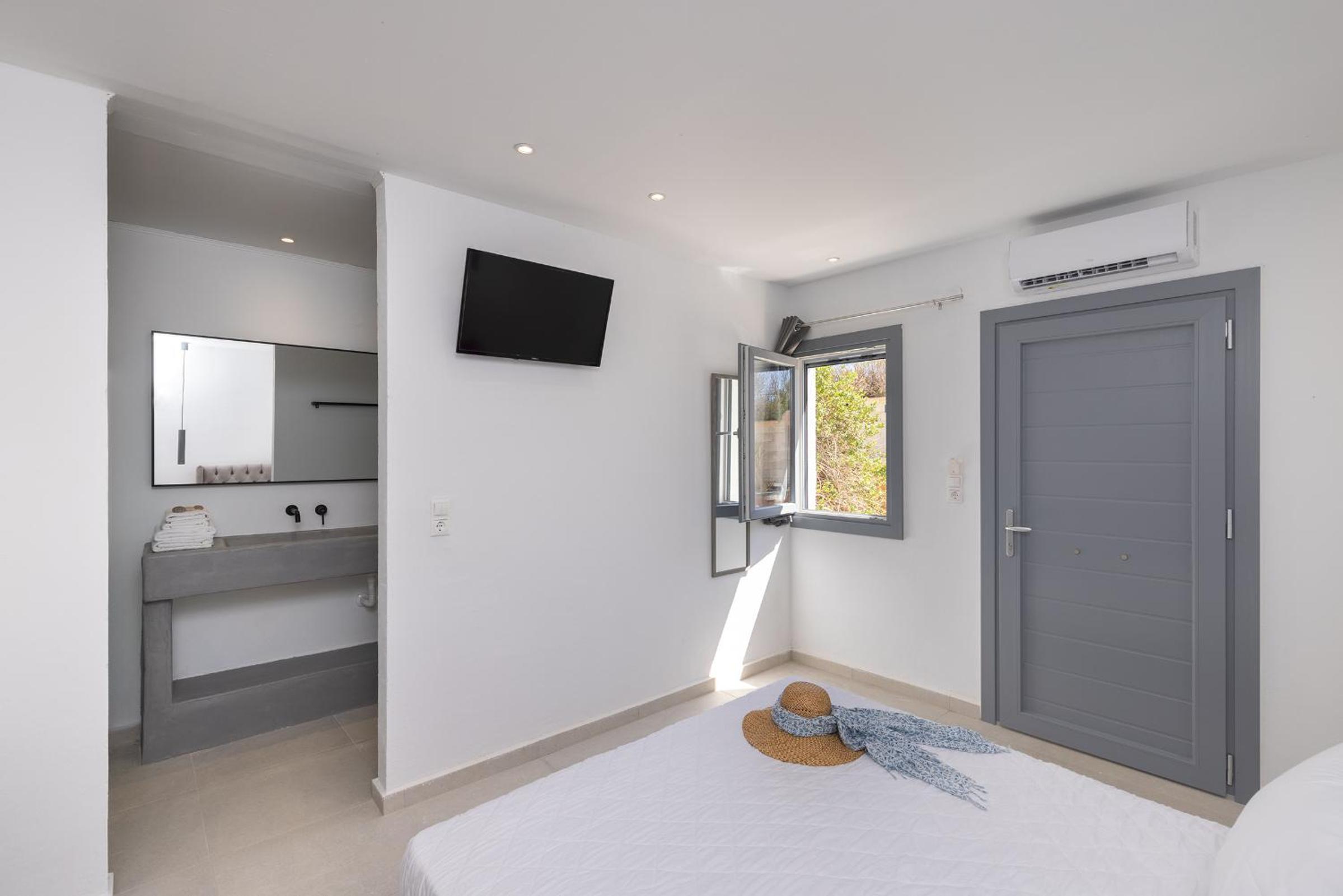 Deluxe King Suite photo 1