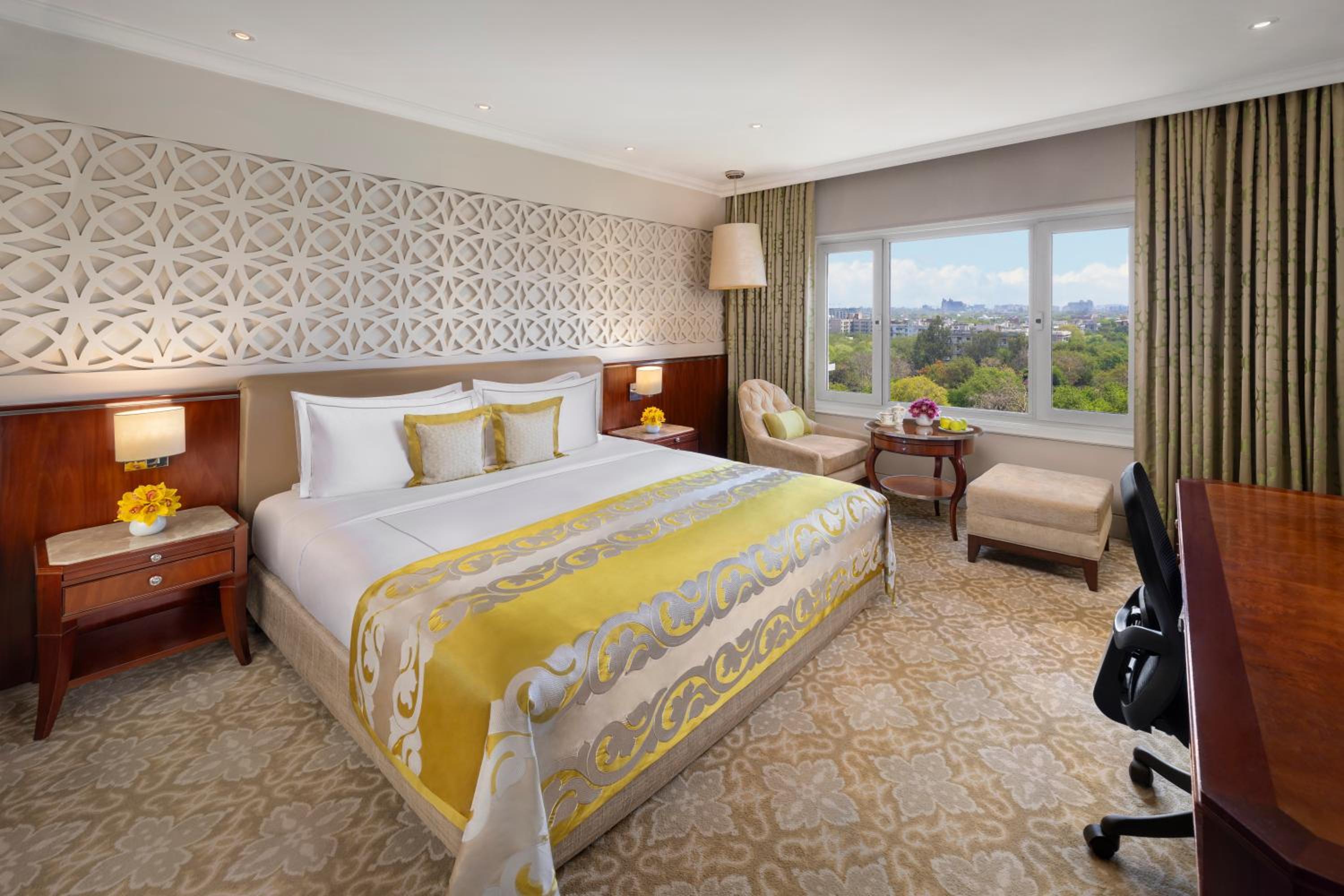 Deluxe Room King Bed Diplomatic Enclave View - Photo 2