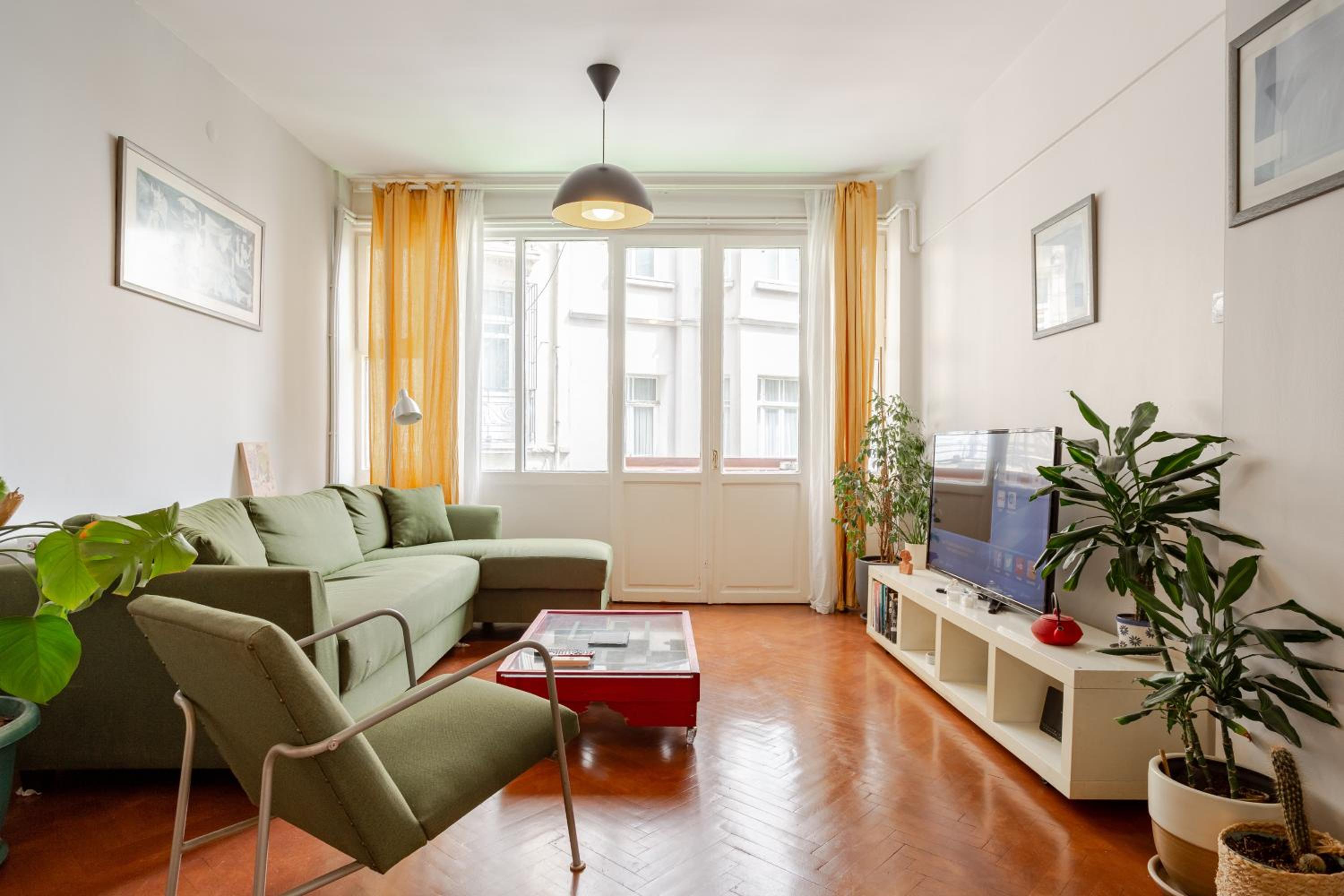 One-Bedroom Apartment photo 1