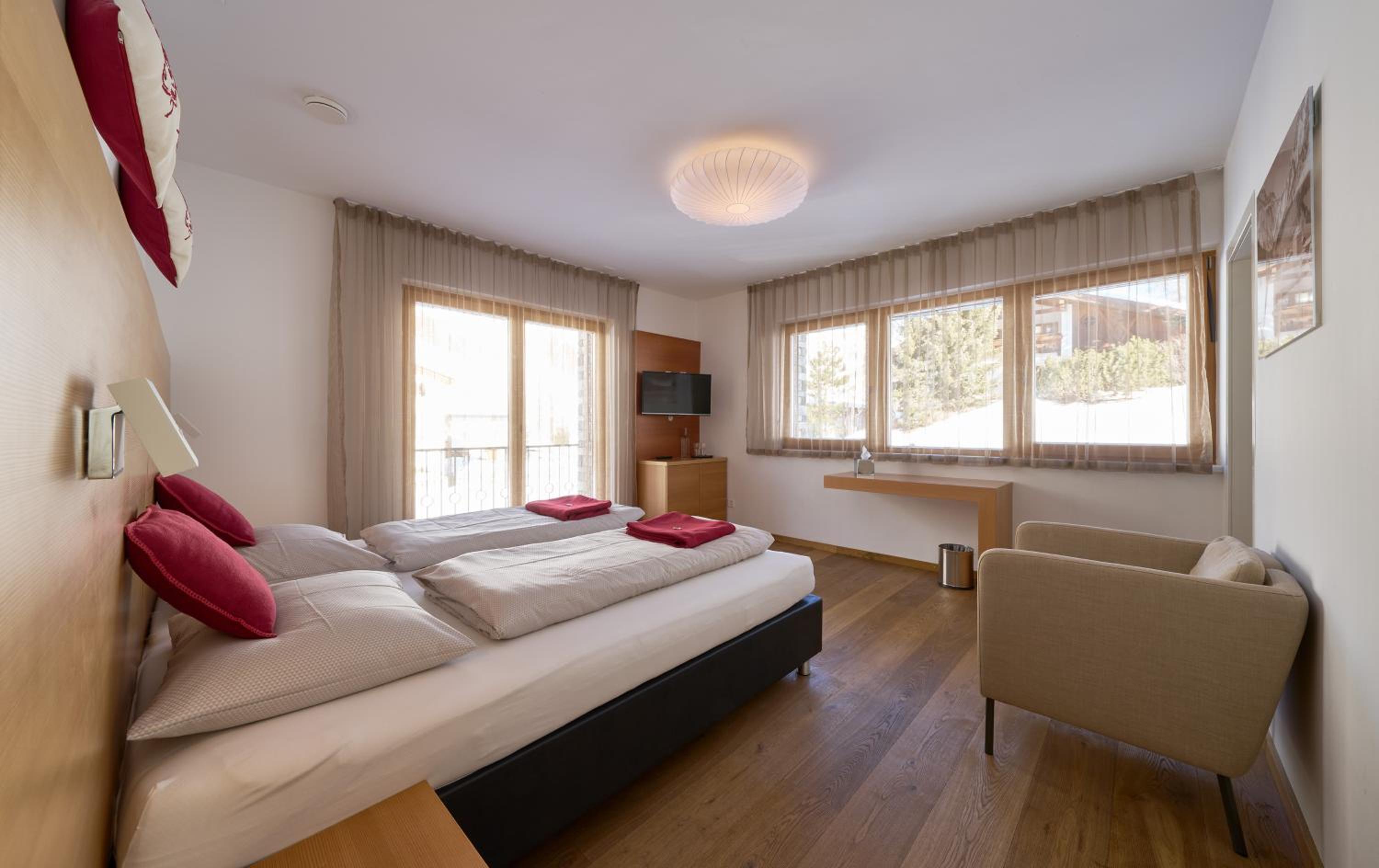 Two-Bedroom Apartment with Balcony and Terrace photo 2