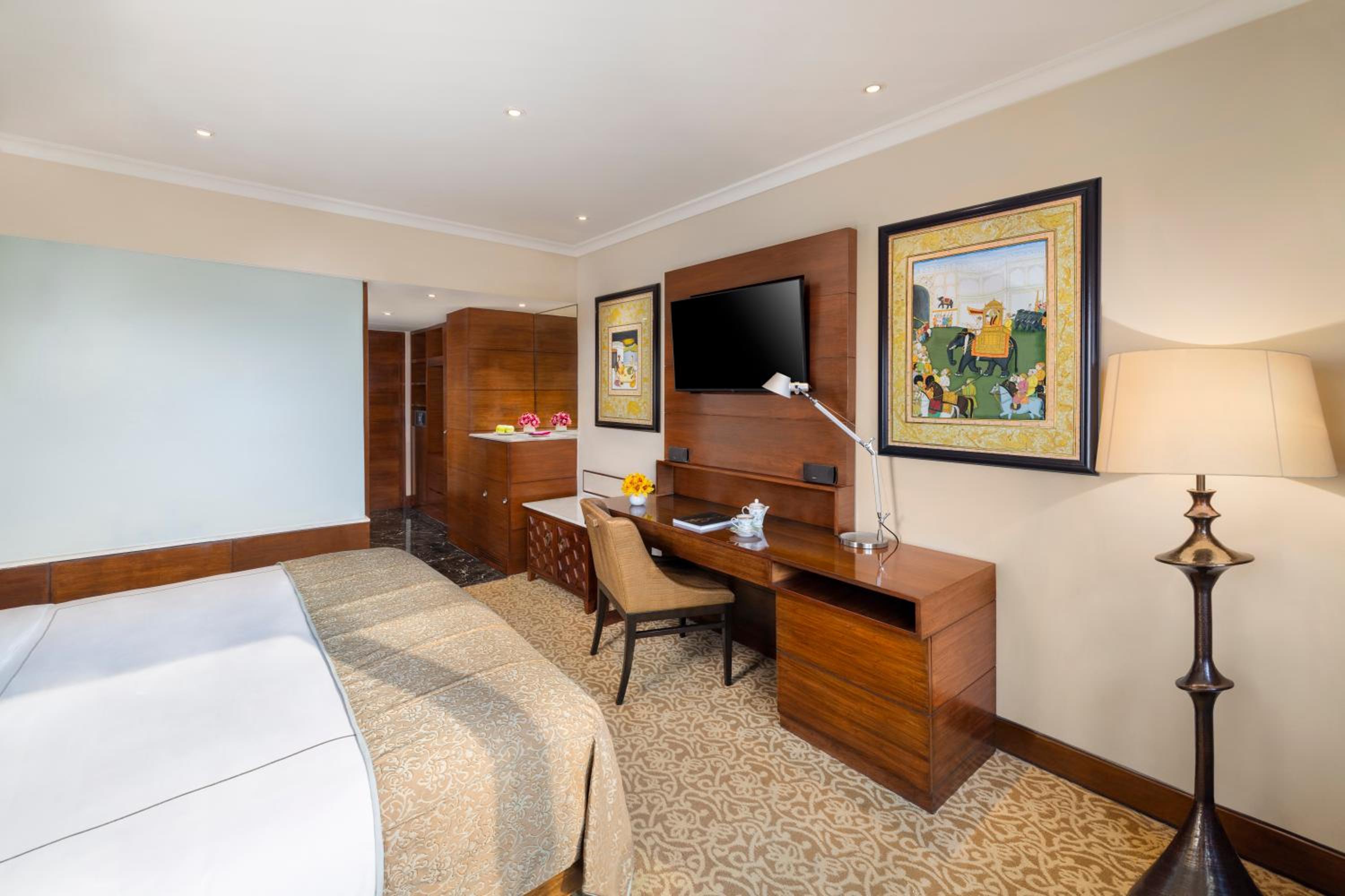 Luxury Room King Bed Diplomatic Enclave View - Photo 2