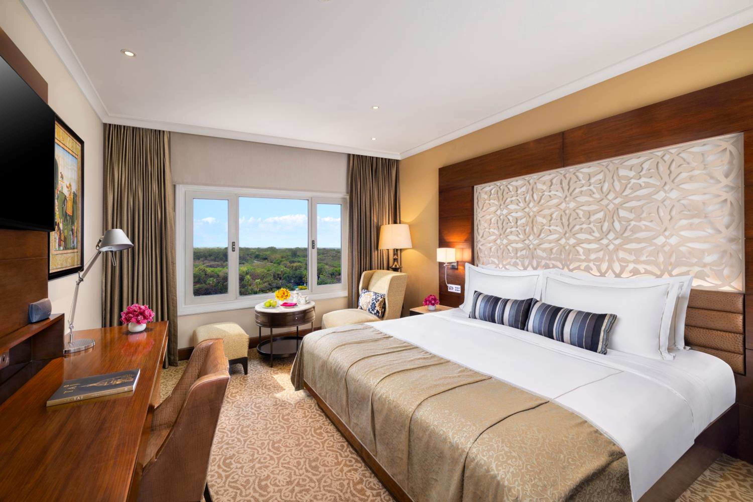 Luxury Room King Bed Diplomatic Enclave View - Photo 1