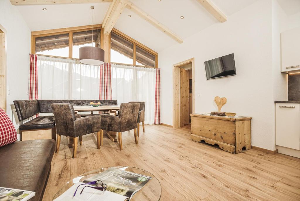 Three-Bedroom Apartment with Balcony photo 1