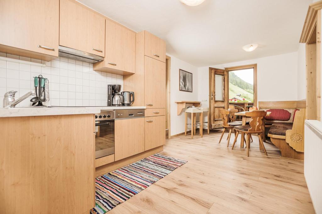 Two-Bedroom Apartment with Balcony photo 2