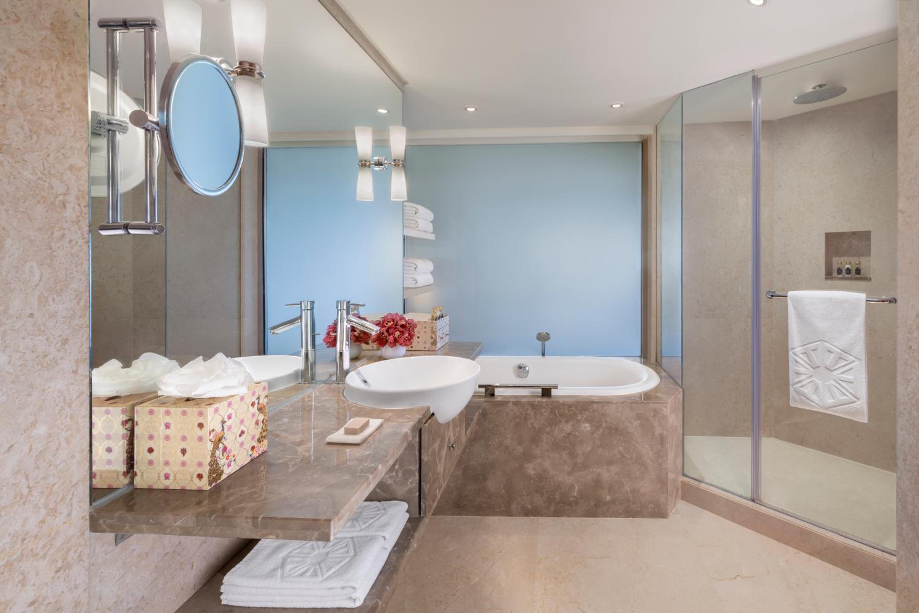 Taj Club King Bed Junior Suite - Photo 4