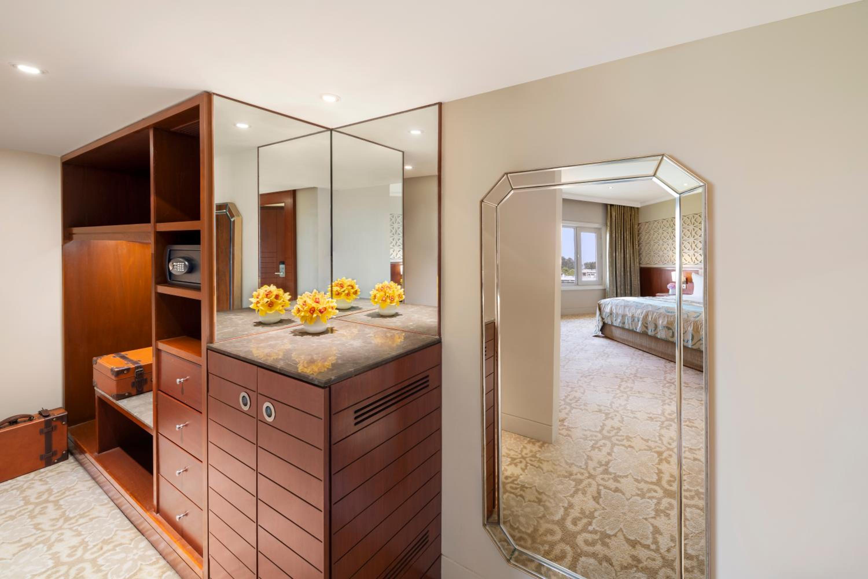 Taj Club King Bed Junior Suite - Photo 3