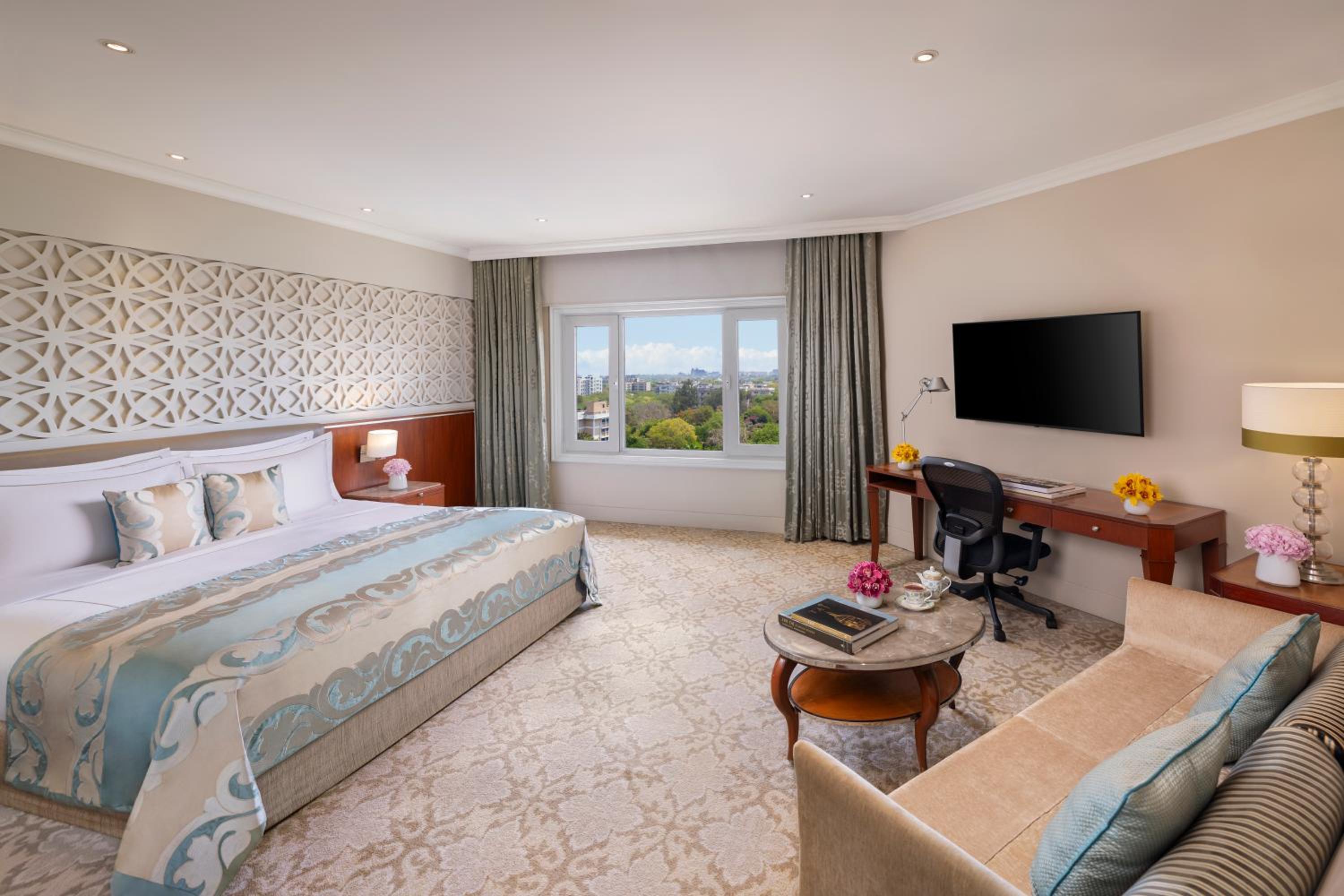 Taj Club King Bed Junior Suite - Photo 2