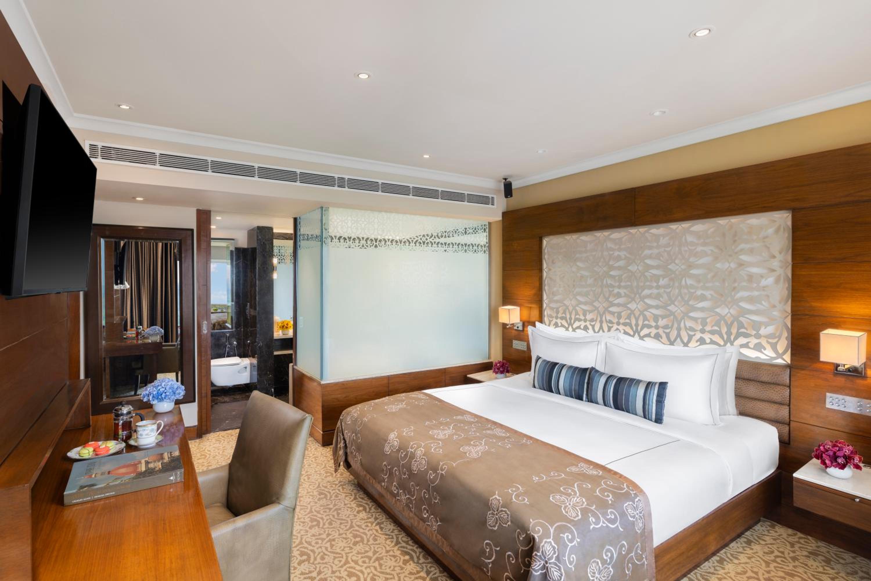 Luxury Suite King Bed Pool View - Photo 2