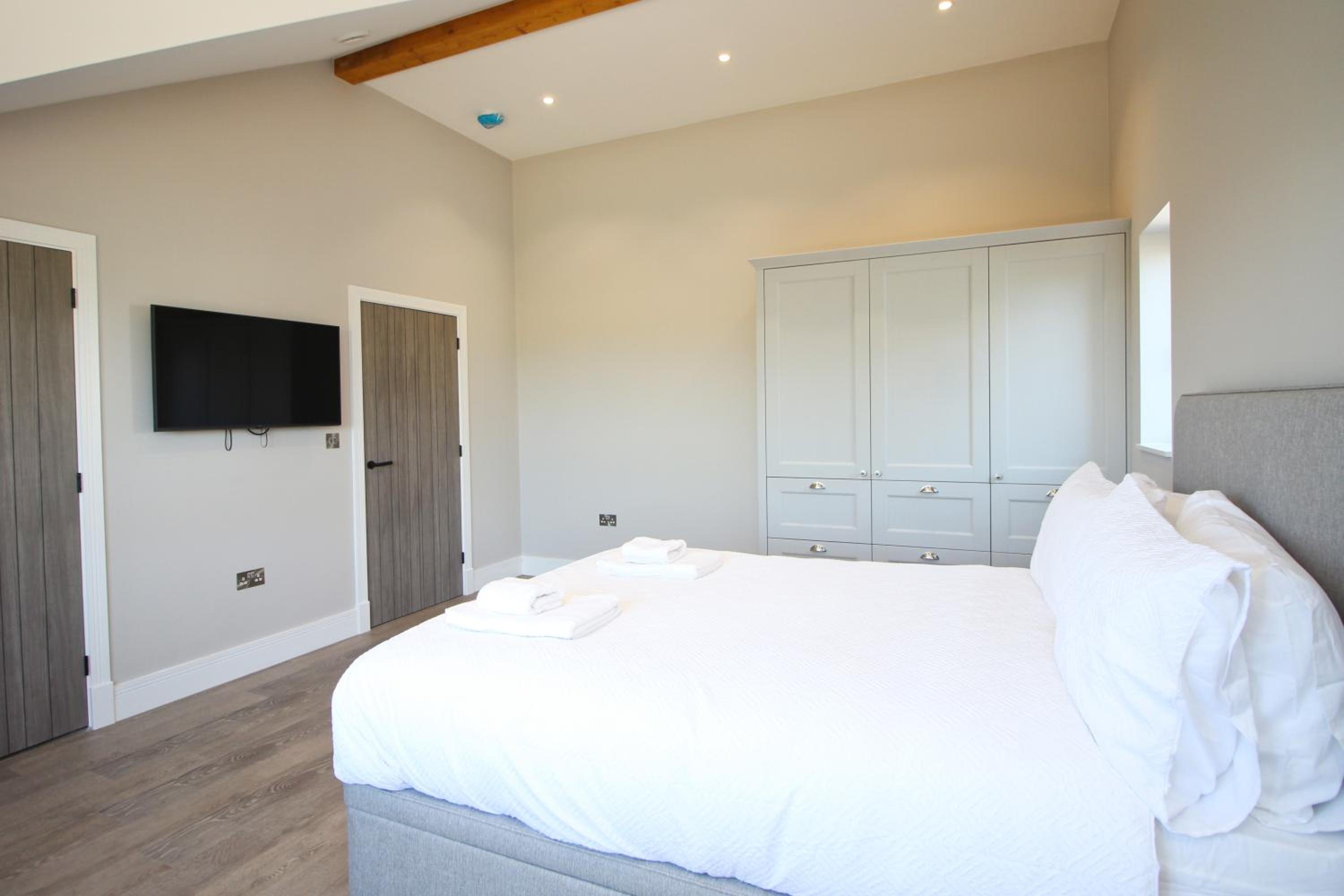 Five-Bedroom House photo 1