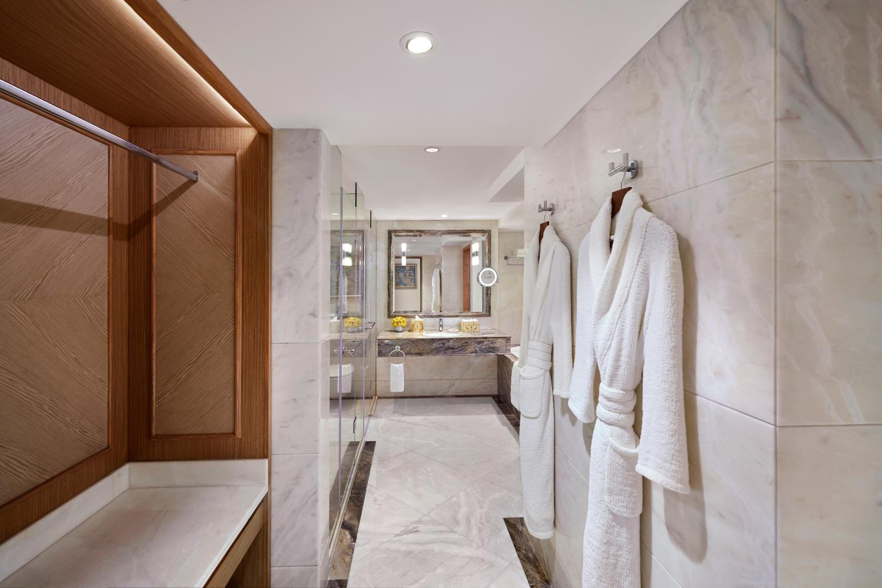 Garden Luxury Suite King Bed Pool View - Photo 4