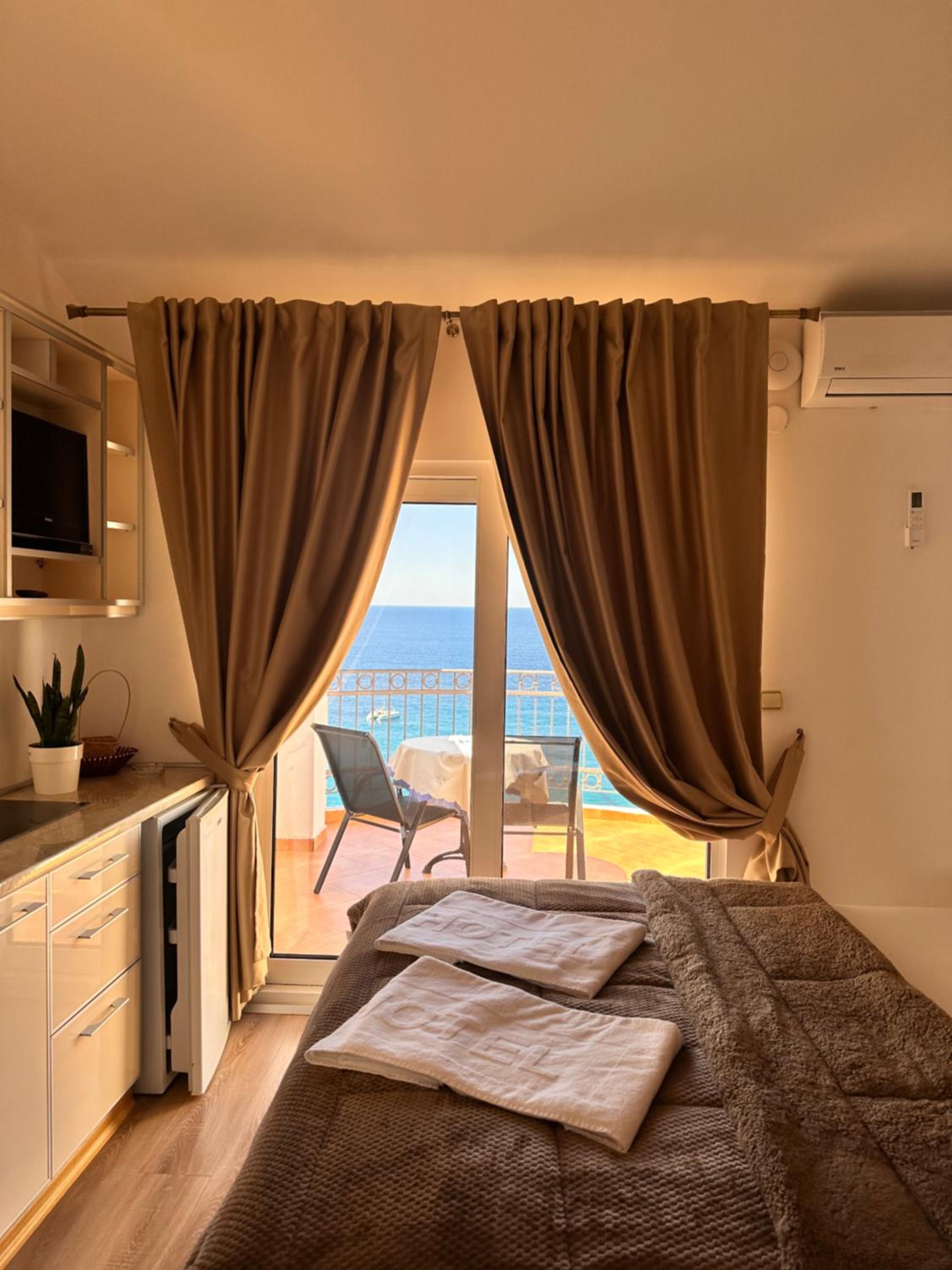 Studio Apartment with Sea View - Attic