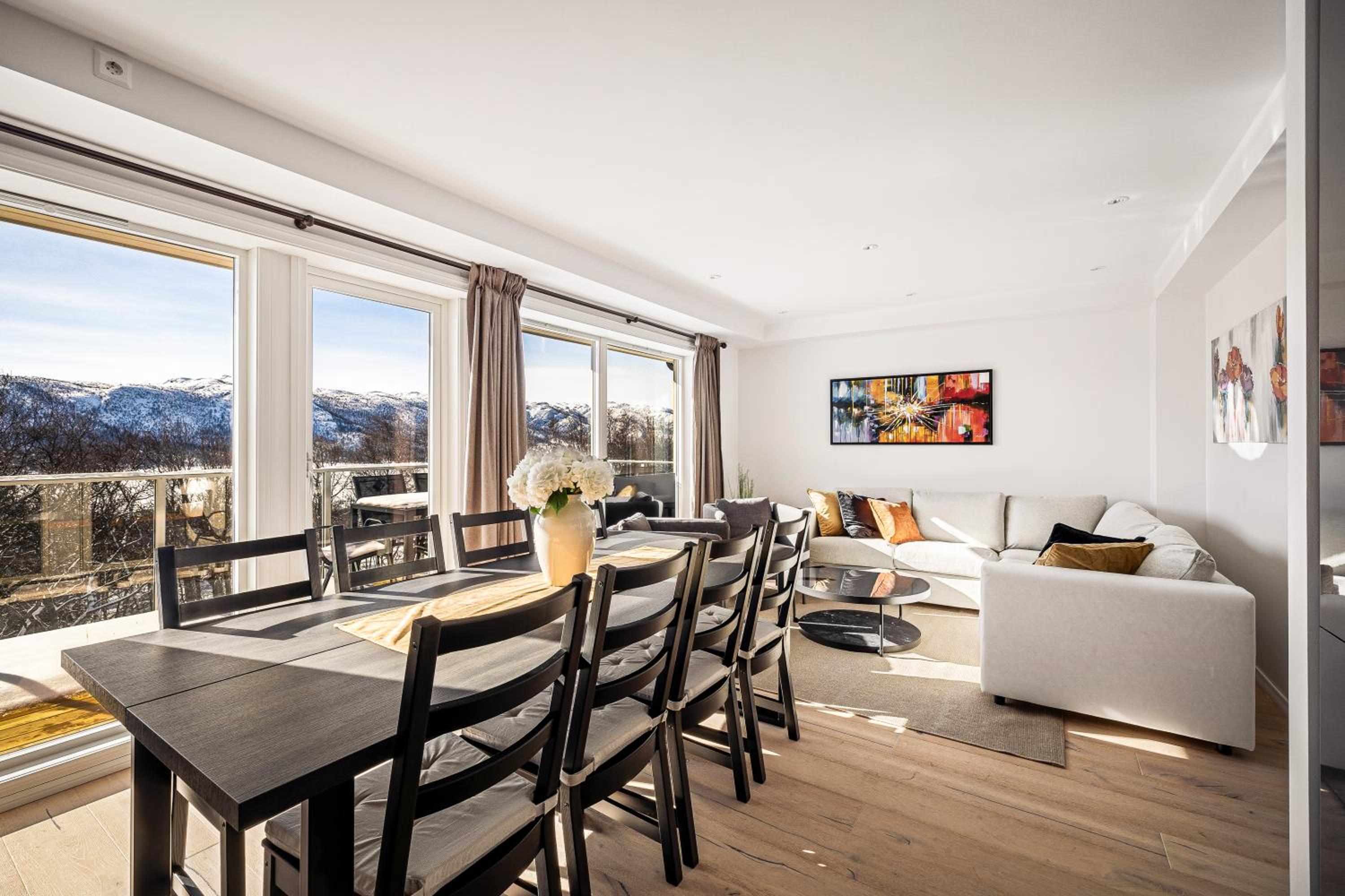 Apartment with Mountain View