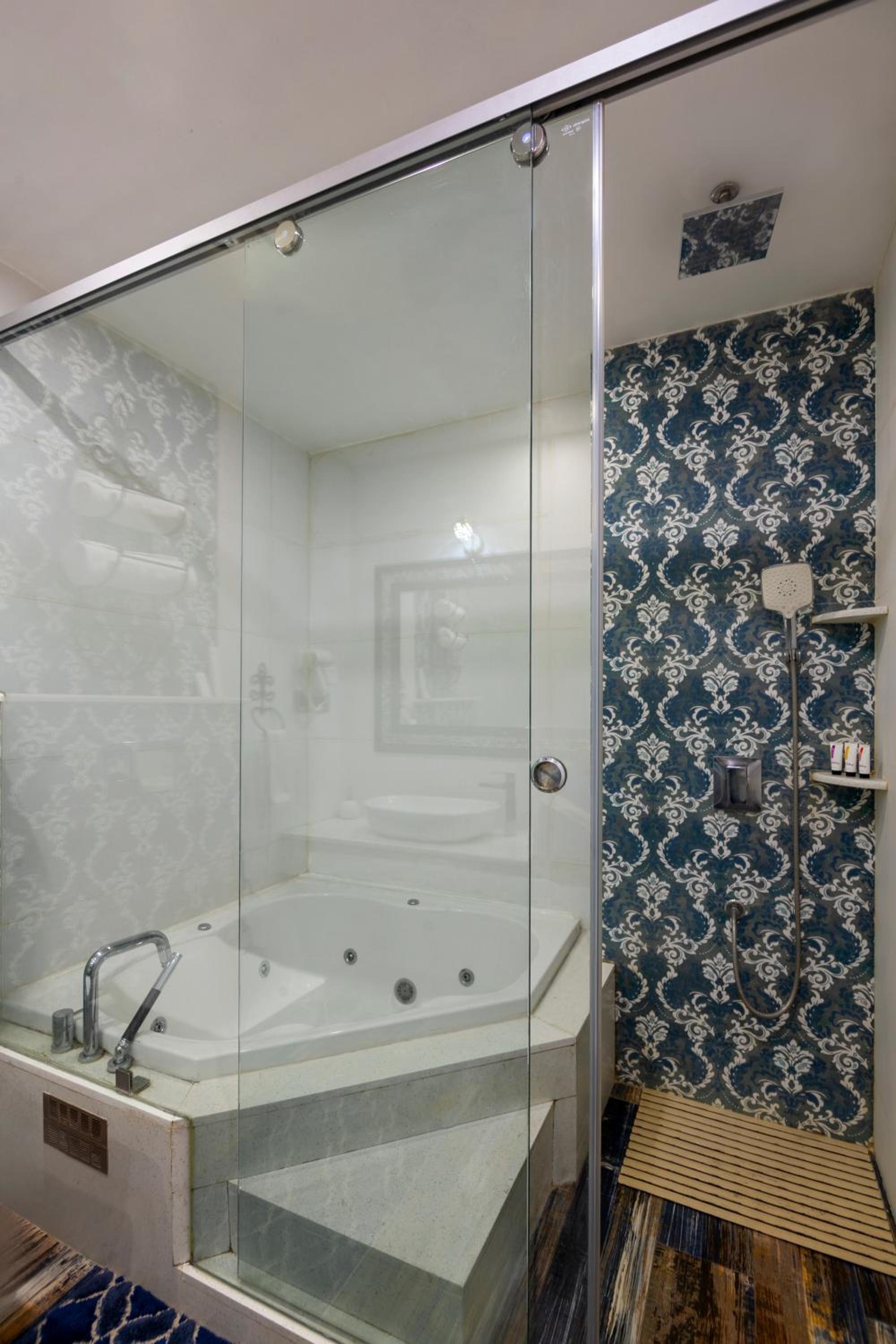 Privilege Suite - Photo 7