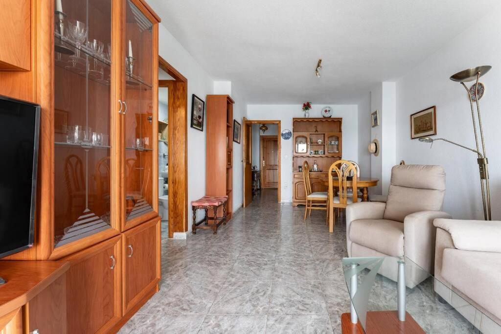 Apartamento de dos habitaciones con terraza y vista al mar