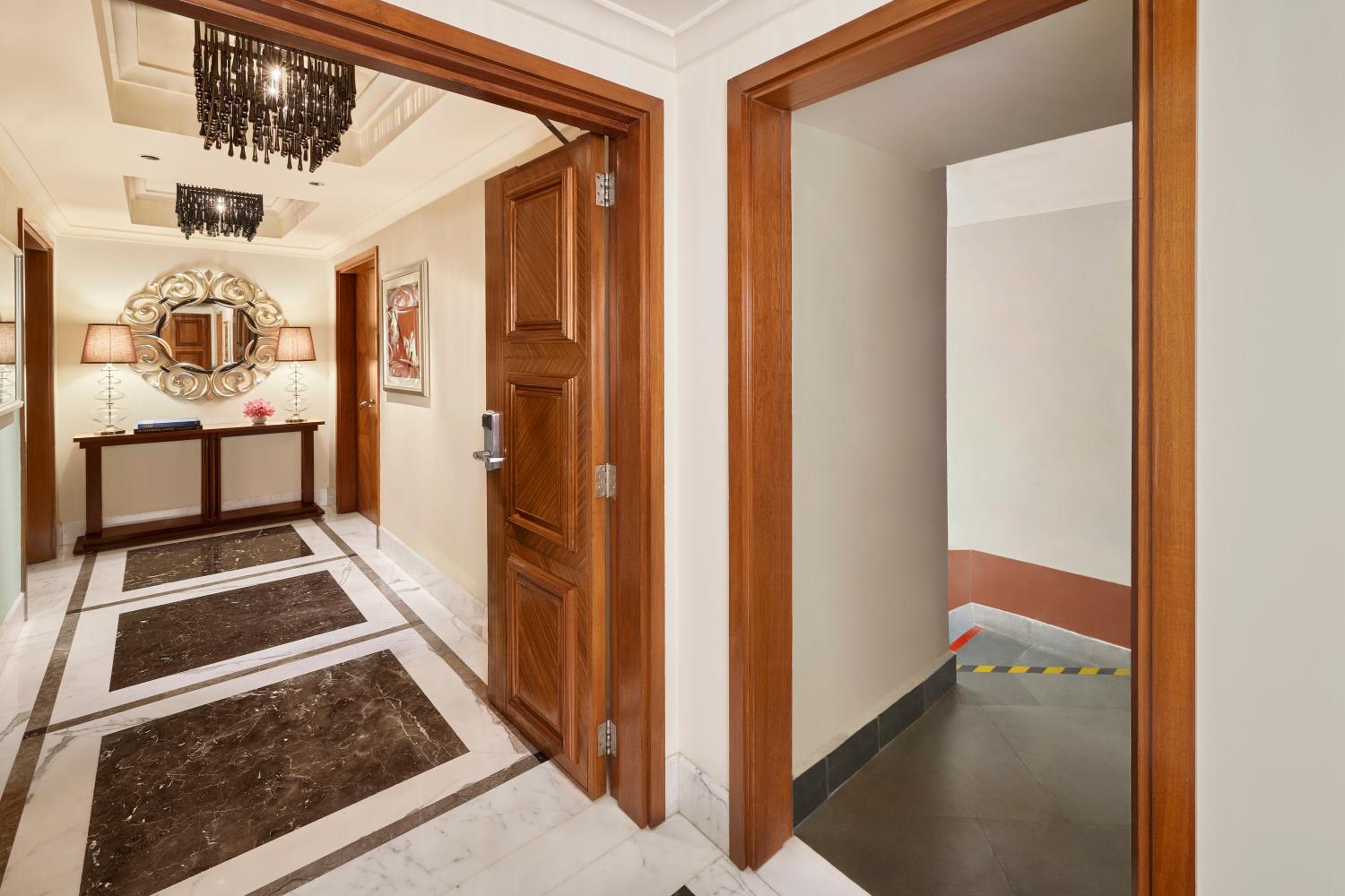Presidential Suite King Bed Pool View