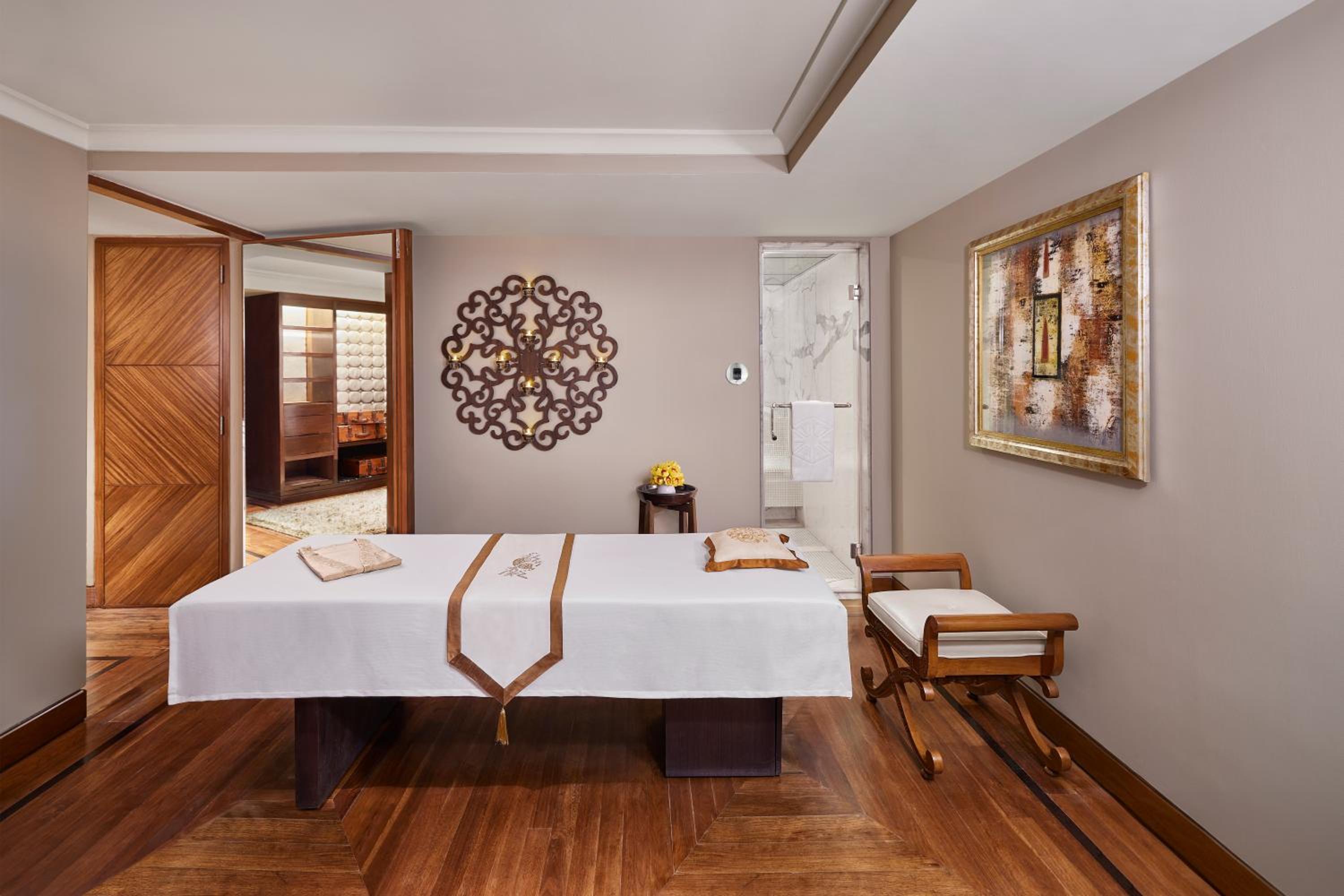 Presidential Suite King Bed Pool View thumbnail 6