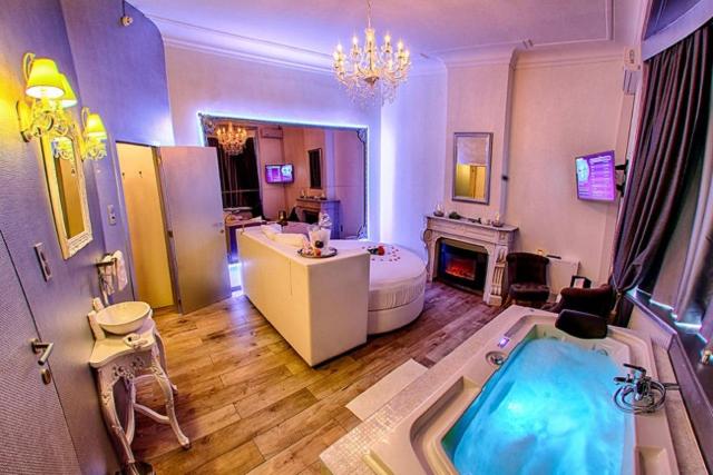 Double Room with Spa Bath - Photo 1
