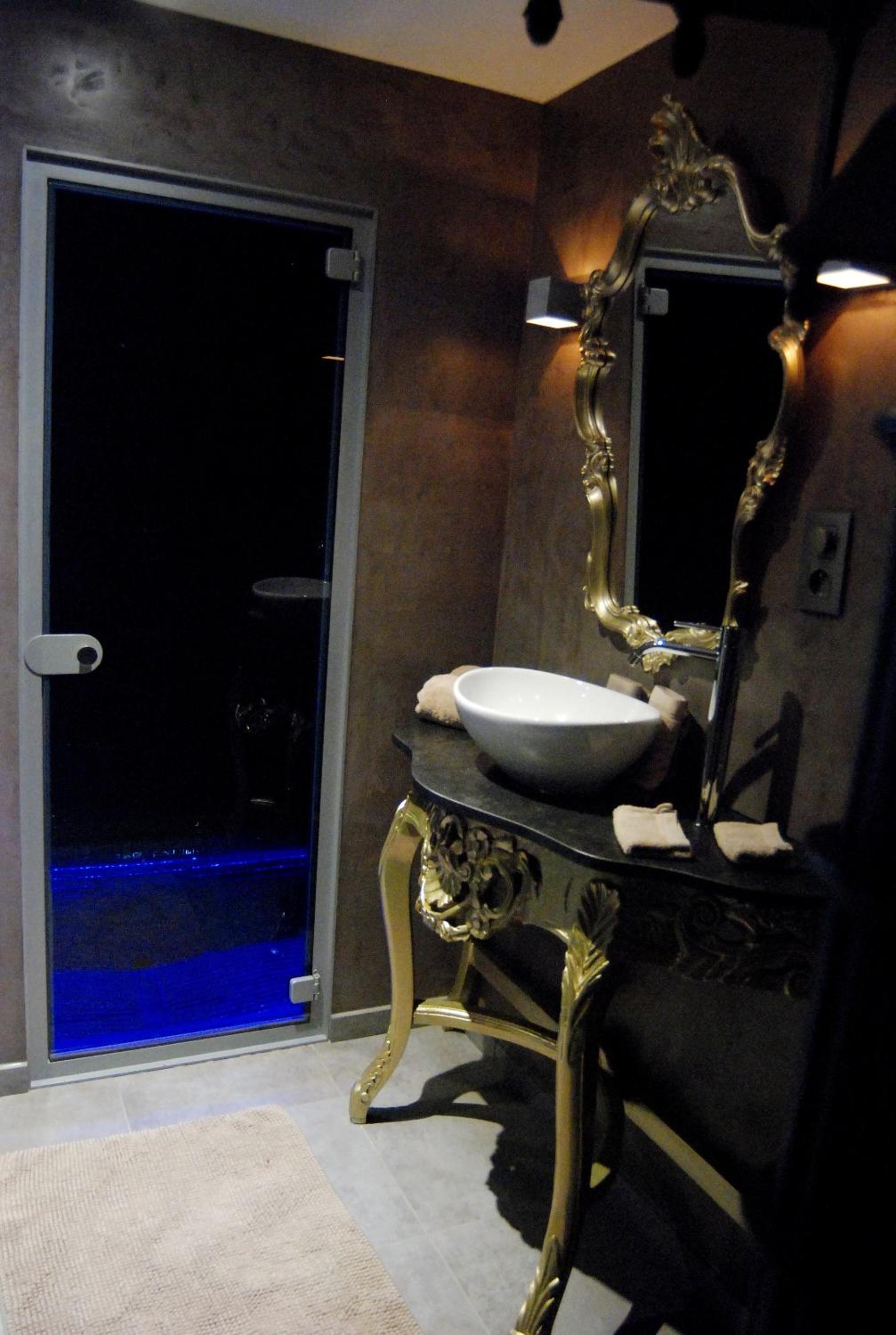 Deluxe Suite with Spa Bath - Photo 4