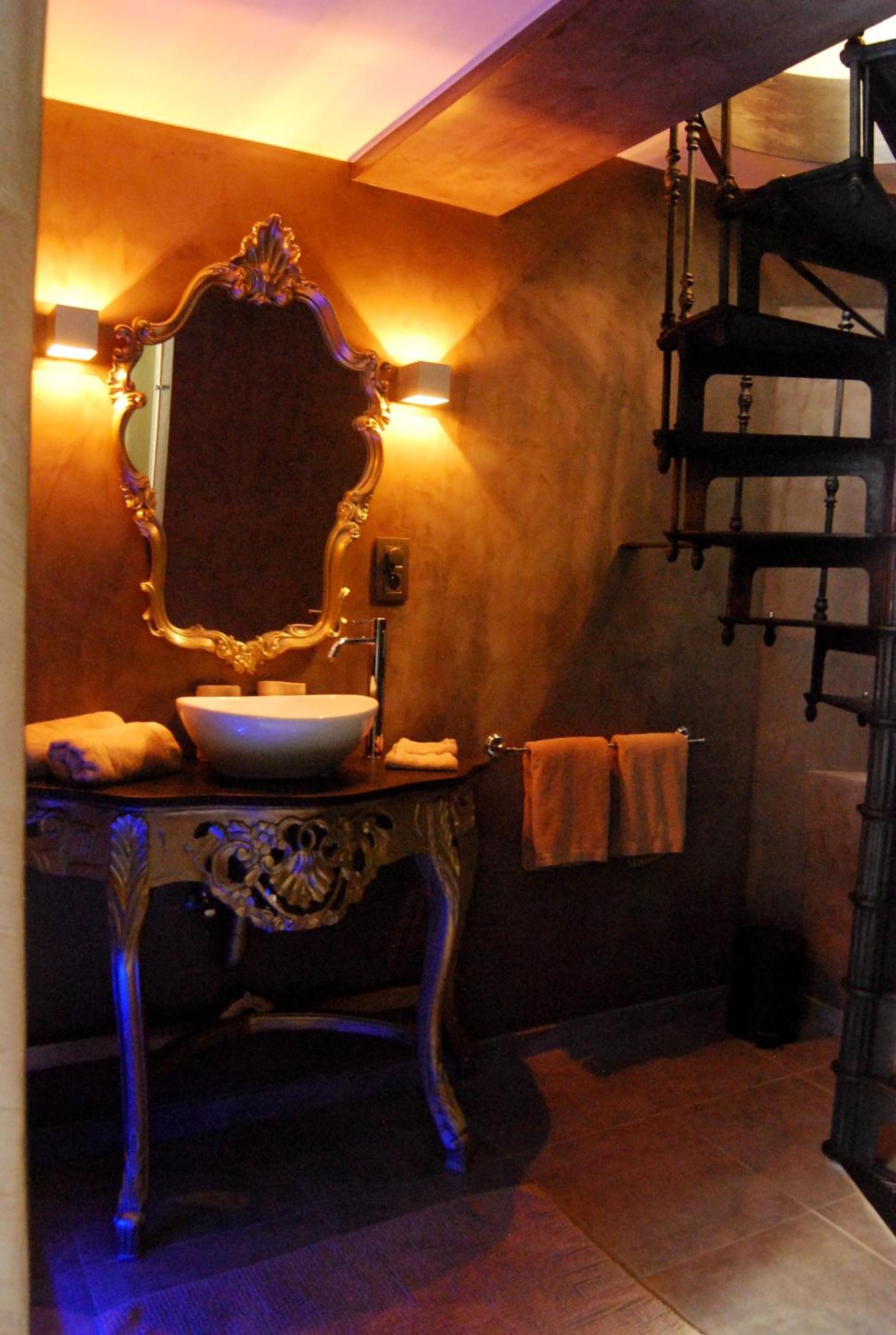 Deluxe Suite with Spa Bath - Photo 3