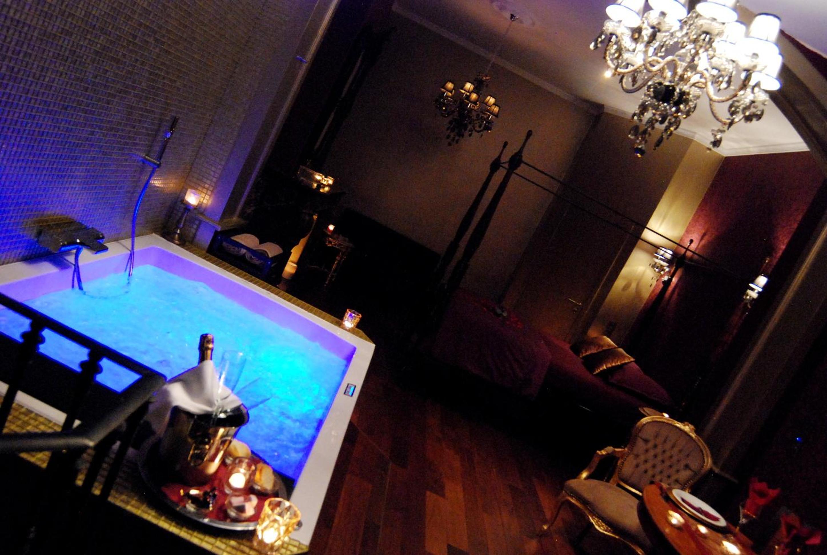Deluxe Suite with Spa Bath - Photo 2