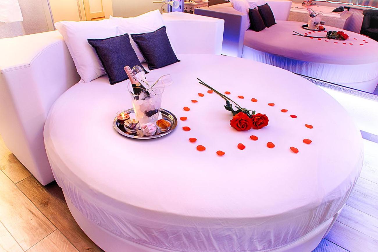 Double Room with Spa Bath - Photo 2