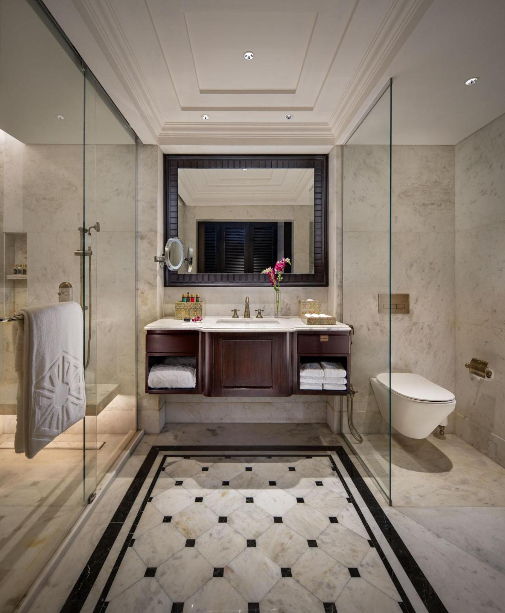 Deluxe Room- King Bed - Photo 2