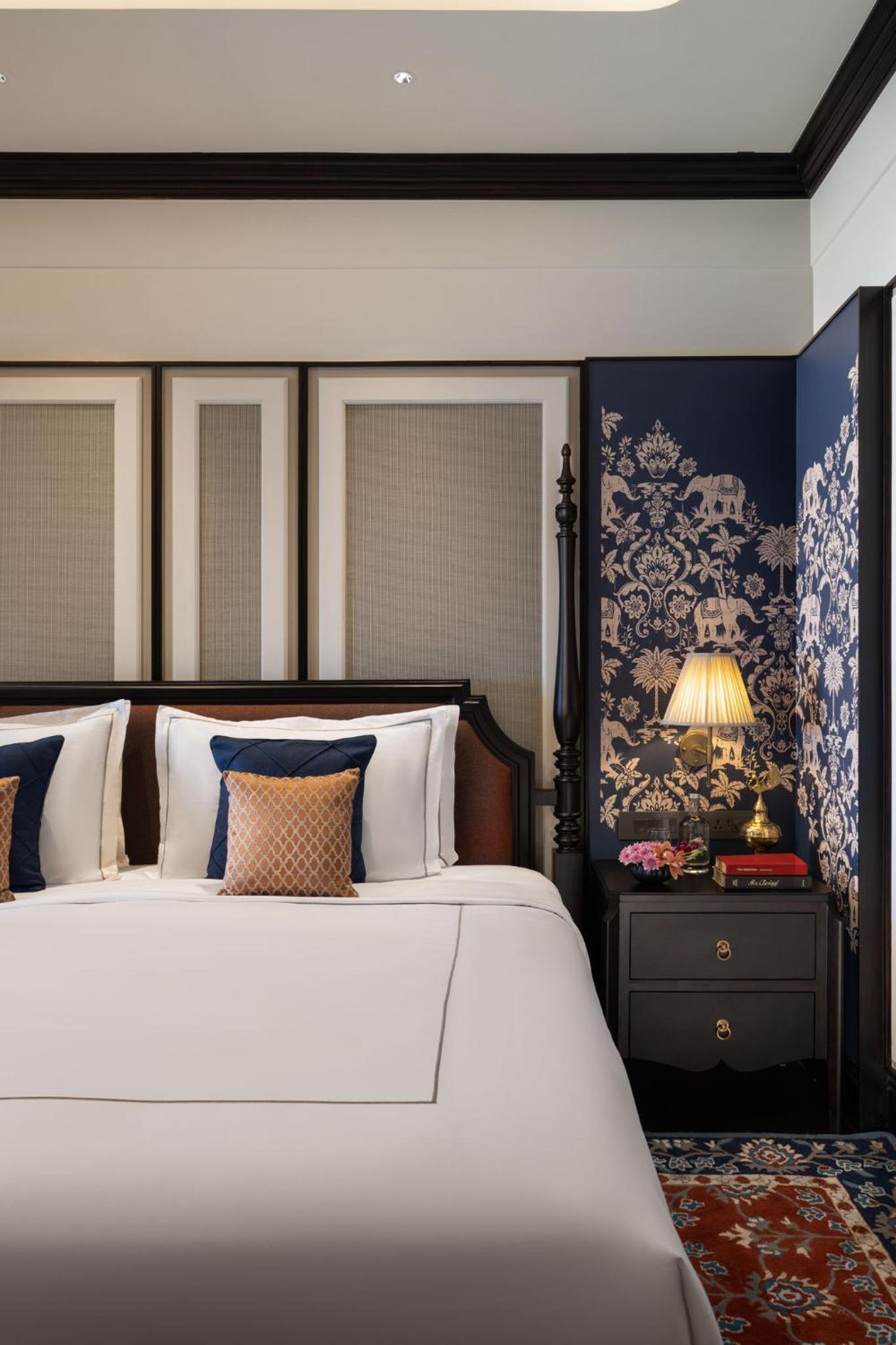 Deluxe Room- King Bed - Photo 6