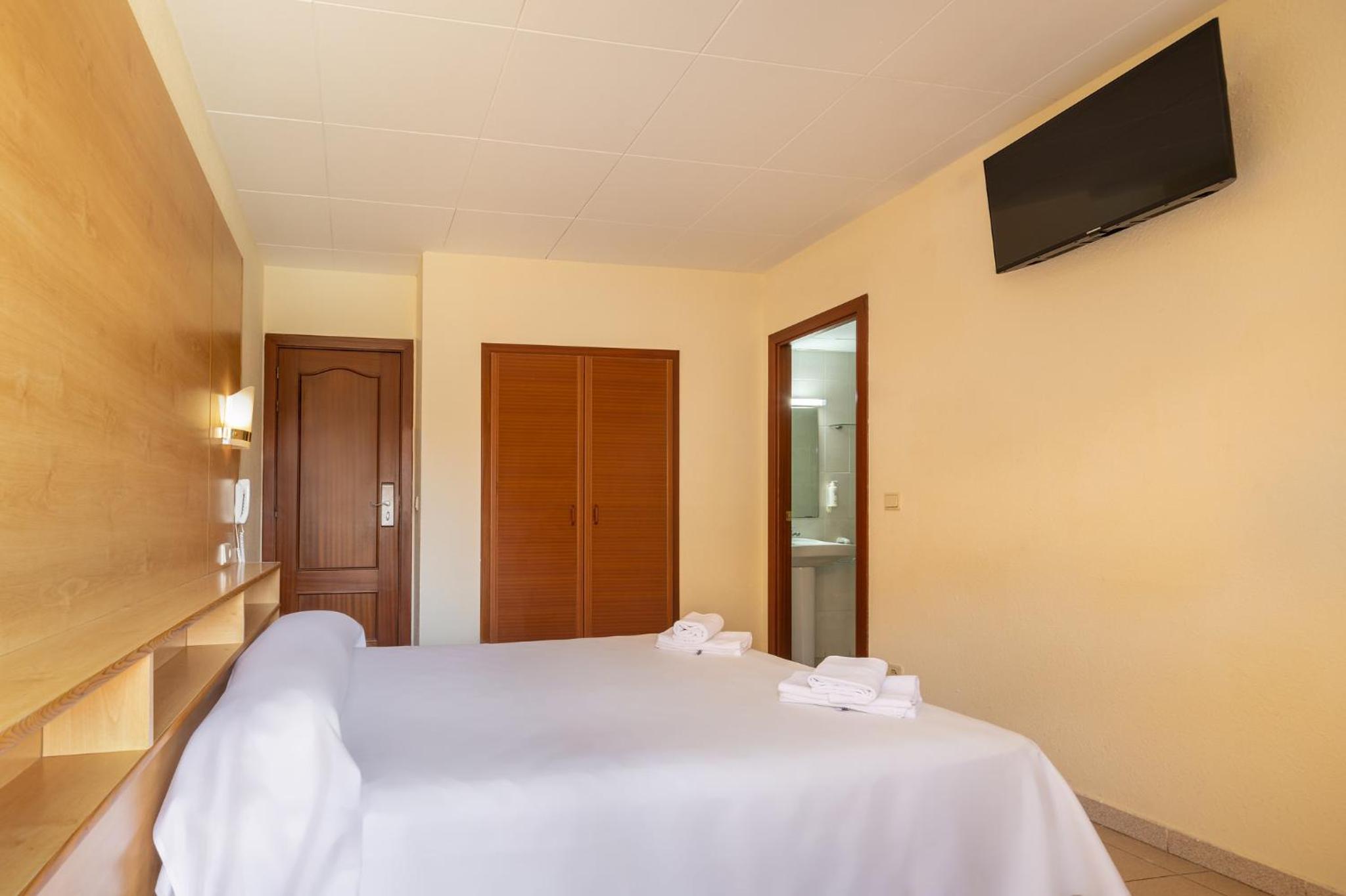 Double or Twin Room - Photo 5