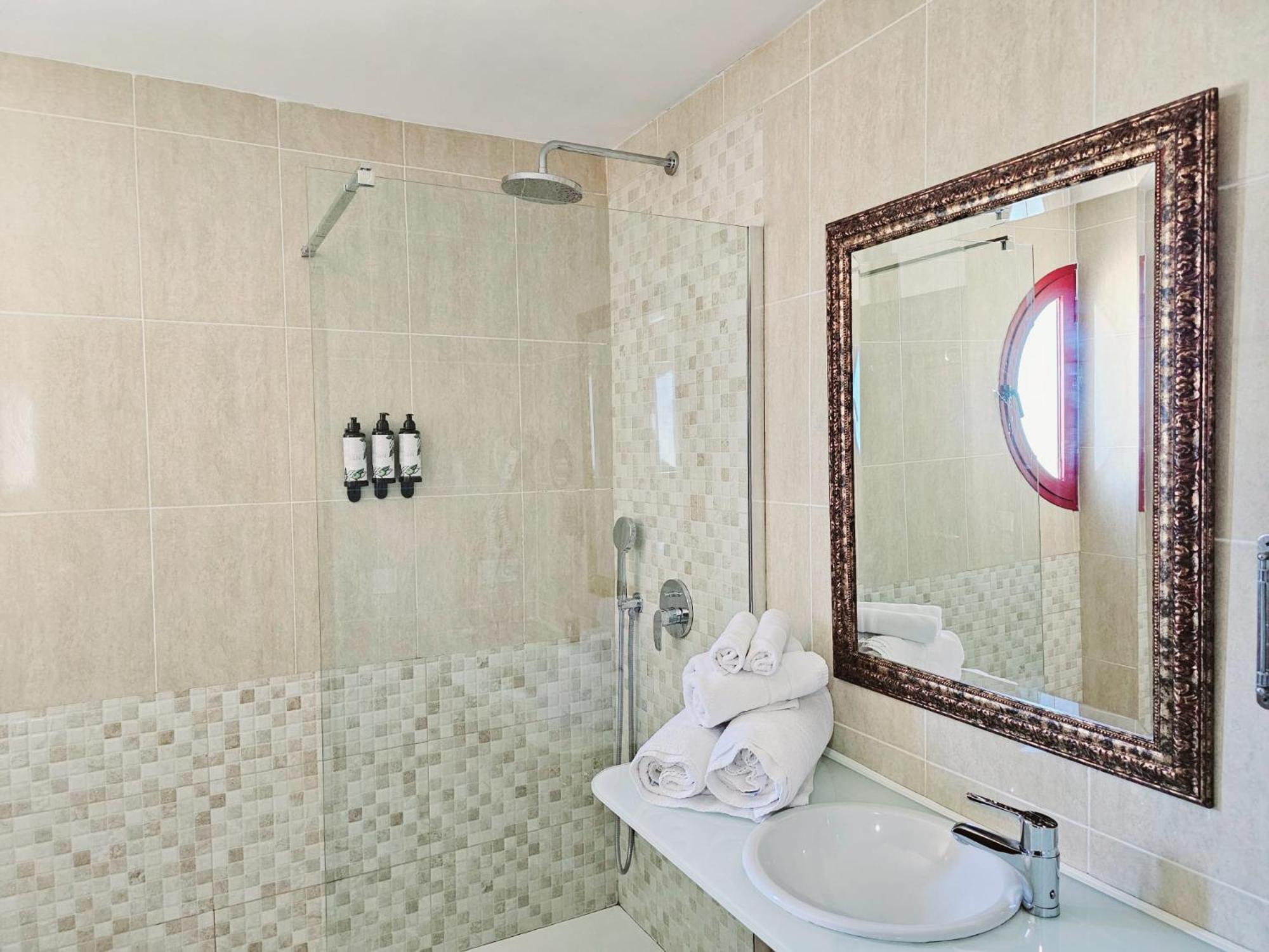 Superior Double Room thumbnail 5