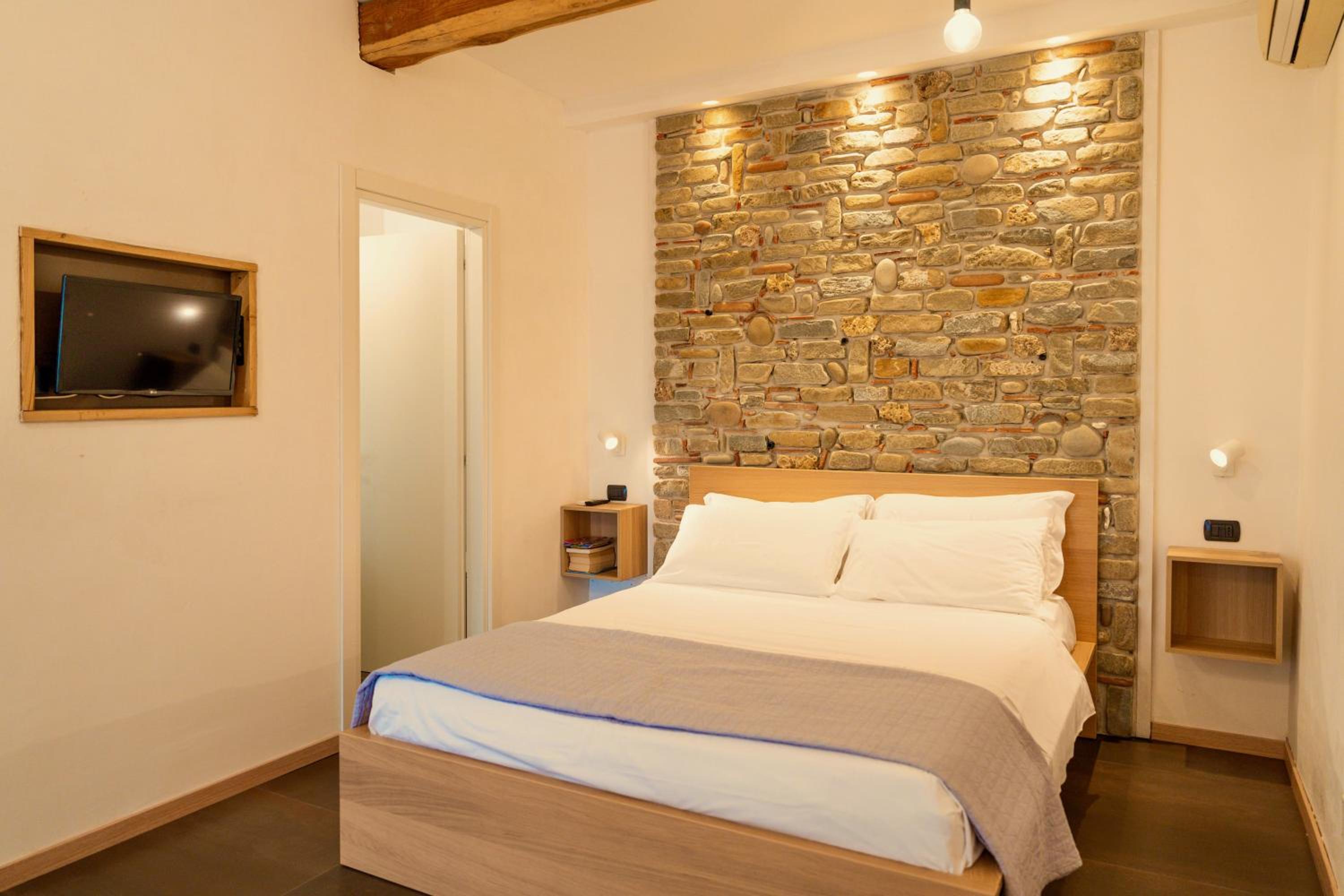 Deluxe Double Room with Side Sea View