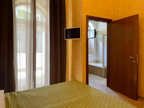 Deluxe King Room photo 2